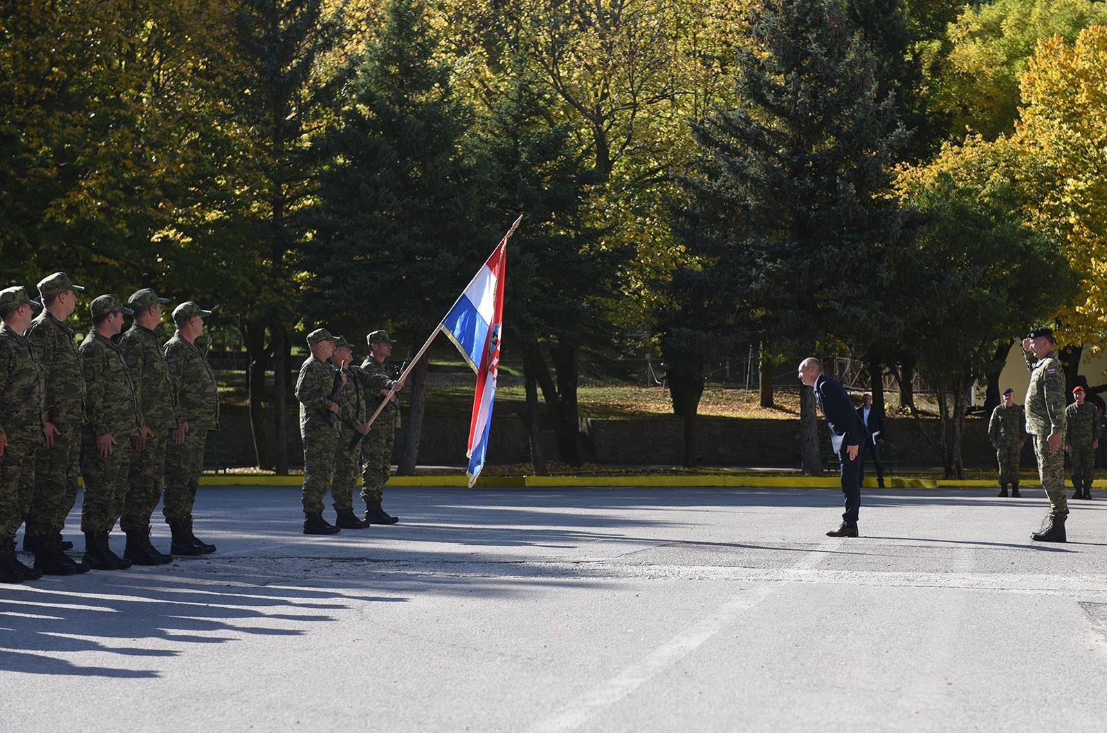 https://www.morh.hr/wp-content/gallery/ministar-krsticevic-posjetio-pricuvnike-hrvatske-vojske-na-obuci/ministar_krsticevic_pricuva_hv_osrh_190719_04.jpg