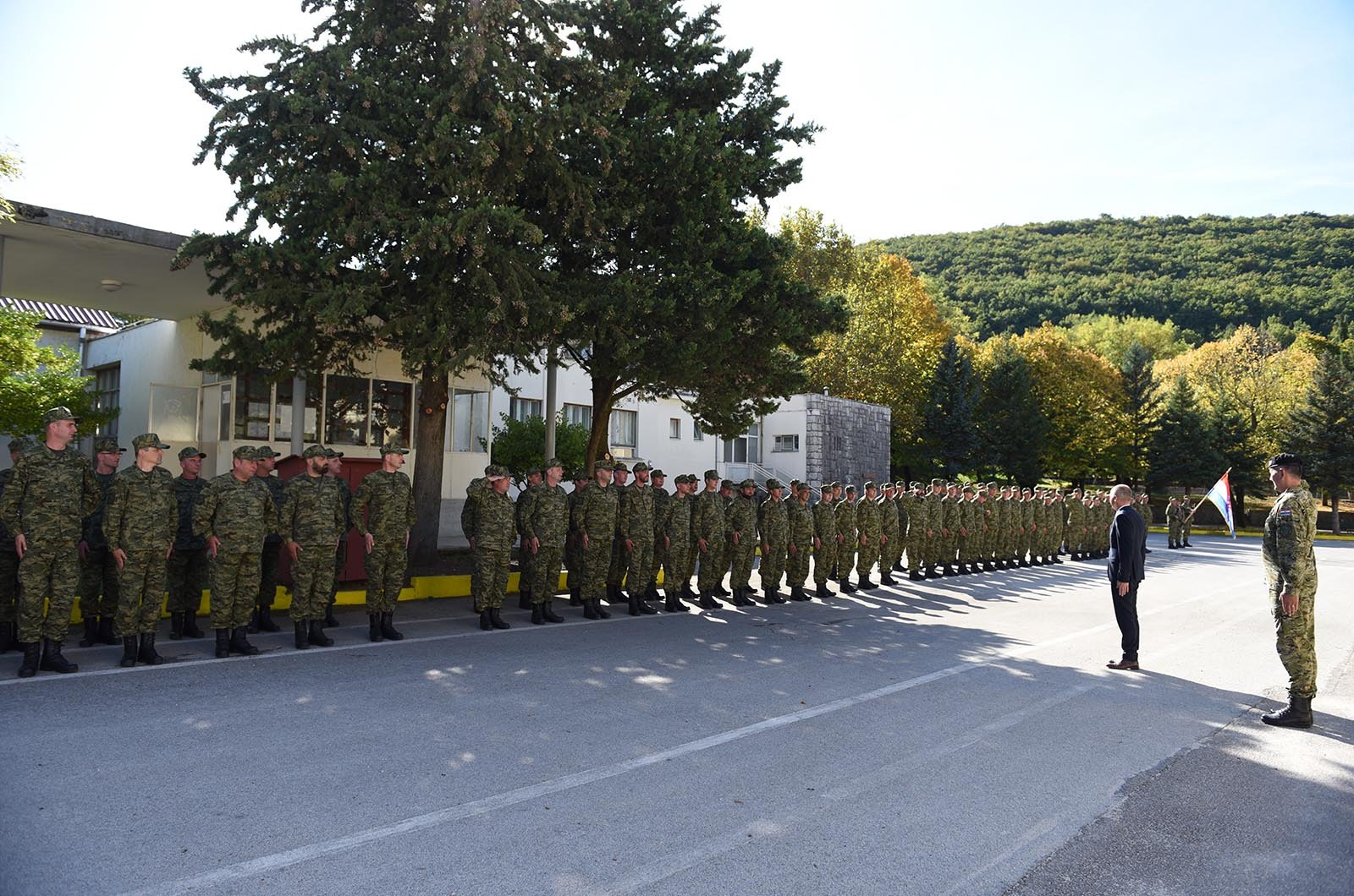 https://www.morh.hr/wp-content/gallery/ministar-krsticevic-posjetio-pricuvnike-hrvatske-vojske-na-obuci/ministar_krsticevic_pricuva_hv_osrh_190719_06.jpg