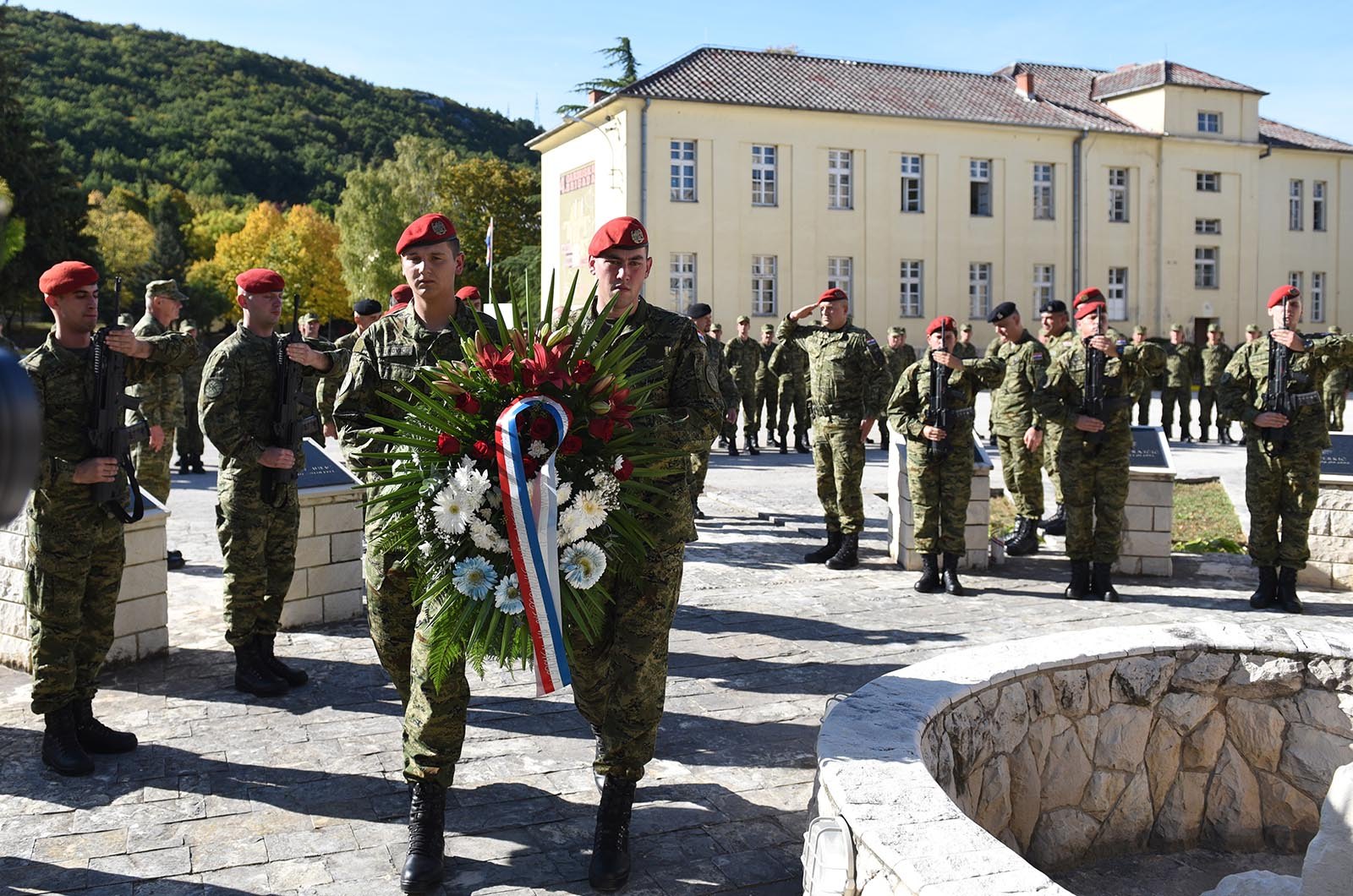 https://www.morh.hr/wp-content/gallery/ministar-krsticevic-posjetio-pricuvnike-hrvatske-vojske-na-obuci/ministar_krsticevic_pricuva_hv_osrh_190719_07.jpg