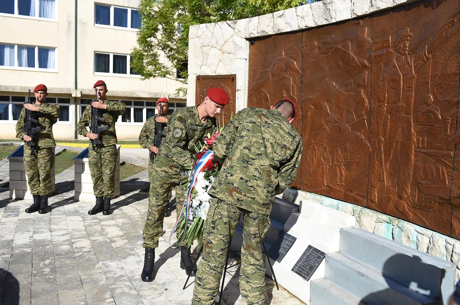 https://www.morh.hr/wp-content/gallery/ministar-krsticevic-posjetio-pricuvnike-hrvatske-vojske-na-obuci/ministar_krsticevic_pricuva_hv_osrh_190719_08.jpg