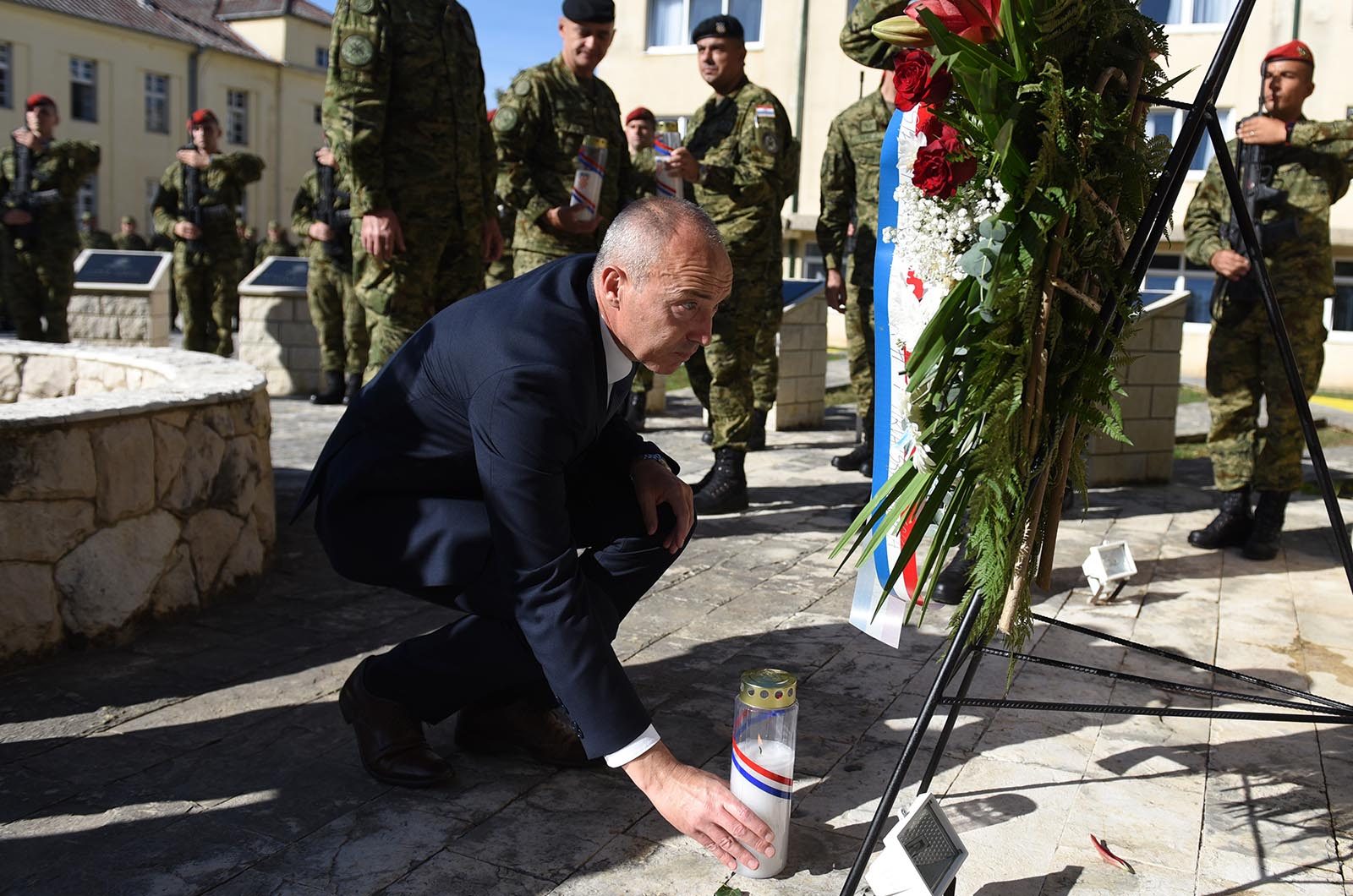 https://www.morh.hr/wp-content/gallery/ministar-krsticevic-posjetio-pricuvnike-hrvatske-vojske-na-obuci/ministar_krsticevic_pricuva_hv_osrh_190719_09.jpg