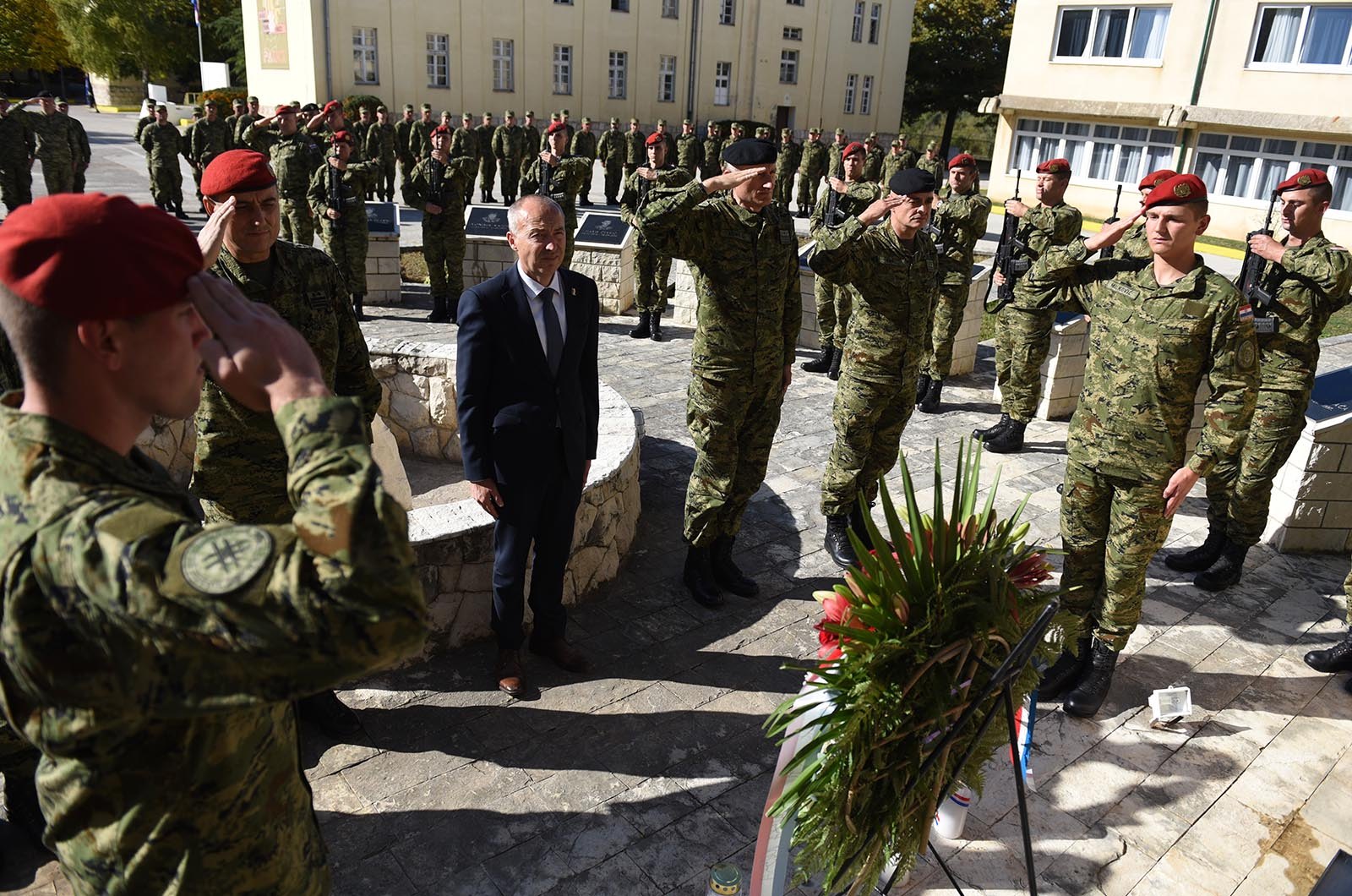 https://www.morh.hr/wp-content/gallery/ministar-krsticevic-posjetio-pricuvnike-hrvatske-vojske-na-obuci/ministar_krsticevic_pricuva_hv_osrh_190719_11.jpg