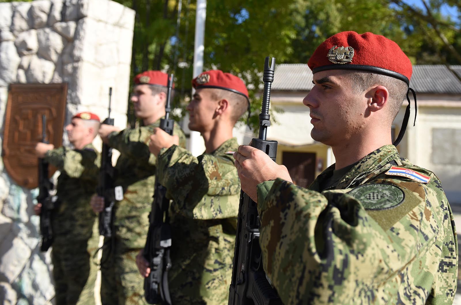 https://www.morh.hr/wp-content/gallery/ministar-krsticevic-posjetio-pricuvnike-hrvatske-vojske-na-obuci/ministar_krsticevic_pricuva_hv_osrh_190719_12.jpg