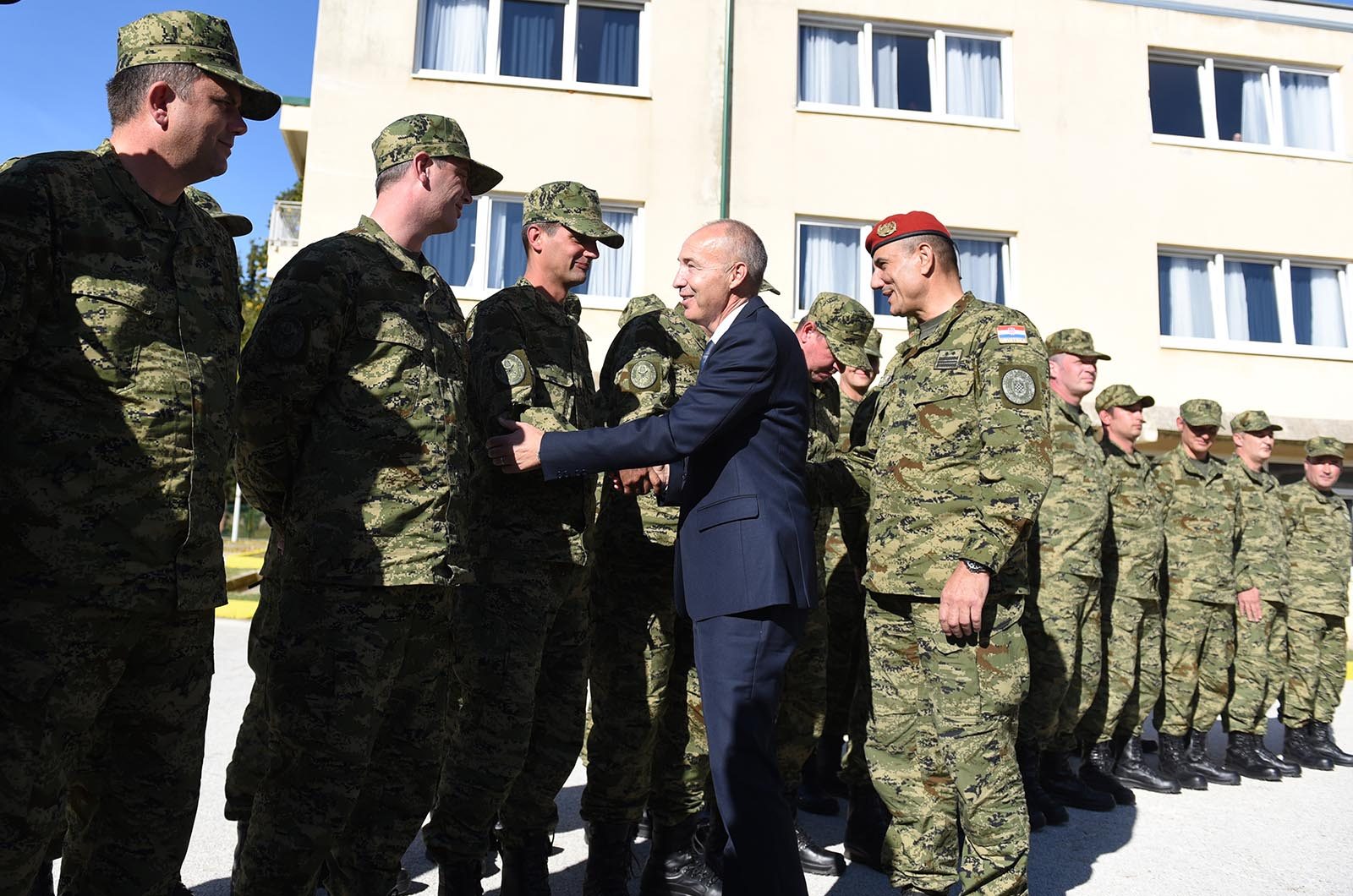 https://www.morh.hr/wp-content/gallery/ministar-krsticevic-posjetio-pricuvnike-hrvatske-vojske-na-obuci/ministar_krsticevic_pricuva_hv_osrh_190719_13.jpg