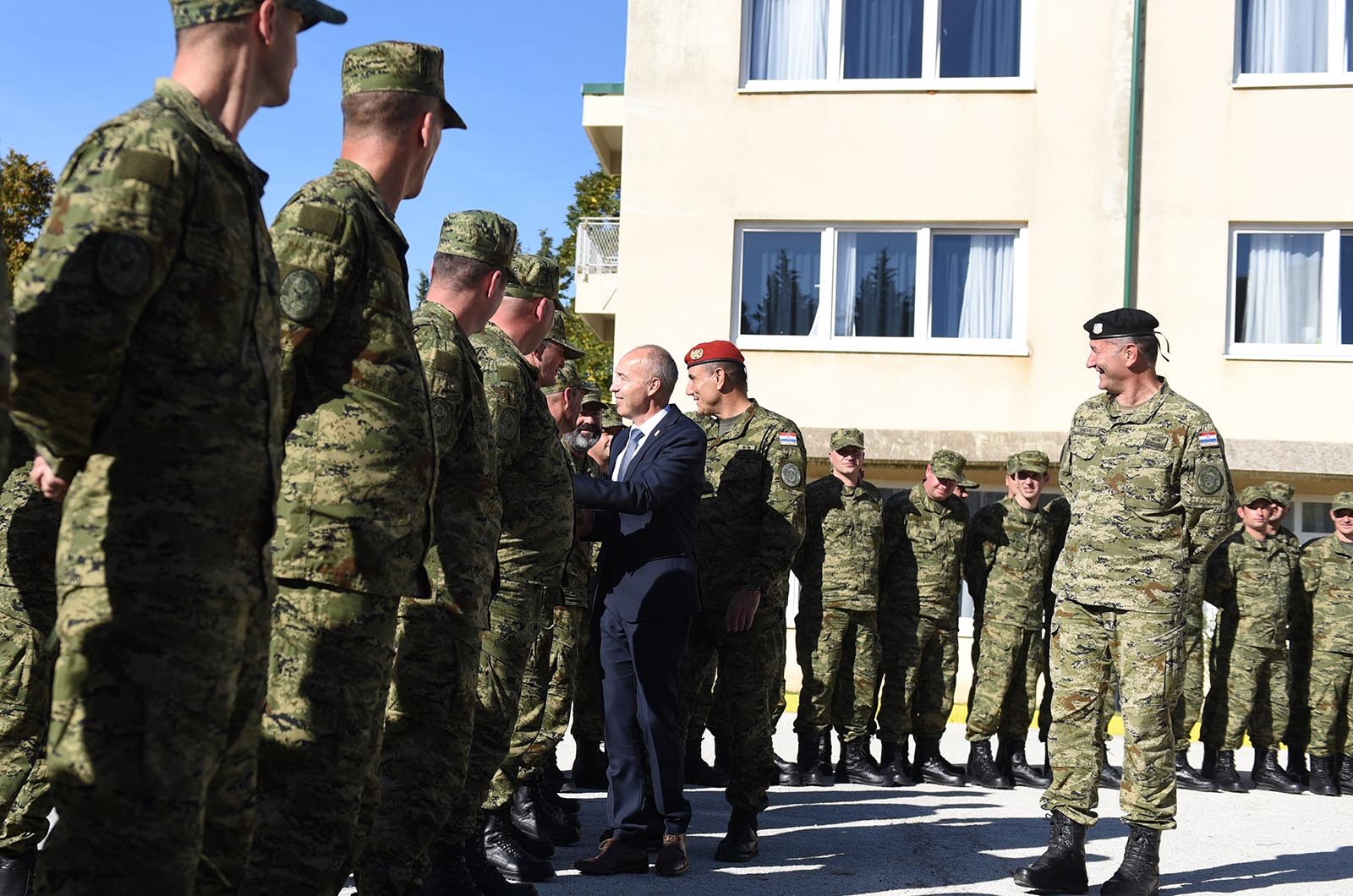 https://www.morh.hr/wp-content/gallery/ministar-krsticevic-posjetio-pricuvnike-hrvatske-vojske-na-obuci/ministar_krsticevic_pricuva_hv_osrh_190719_14.jpg