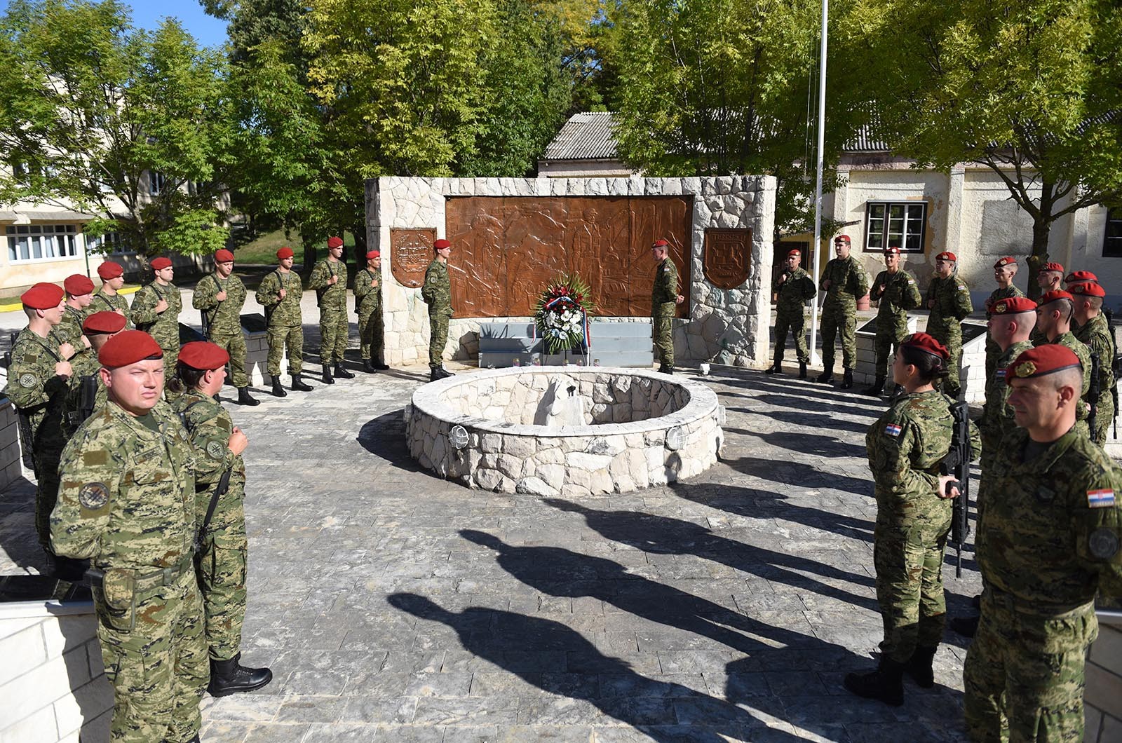 https://www.morh.hr/wp-content/gallery/ministar-krsticevic-posjetio-pricuvnike-hrvatske-vojske-na-obuci/ministar_krsticevic_pricuva_hv_osrh_190719_15.jpg