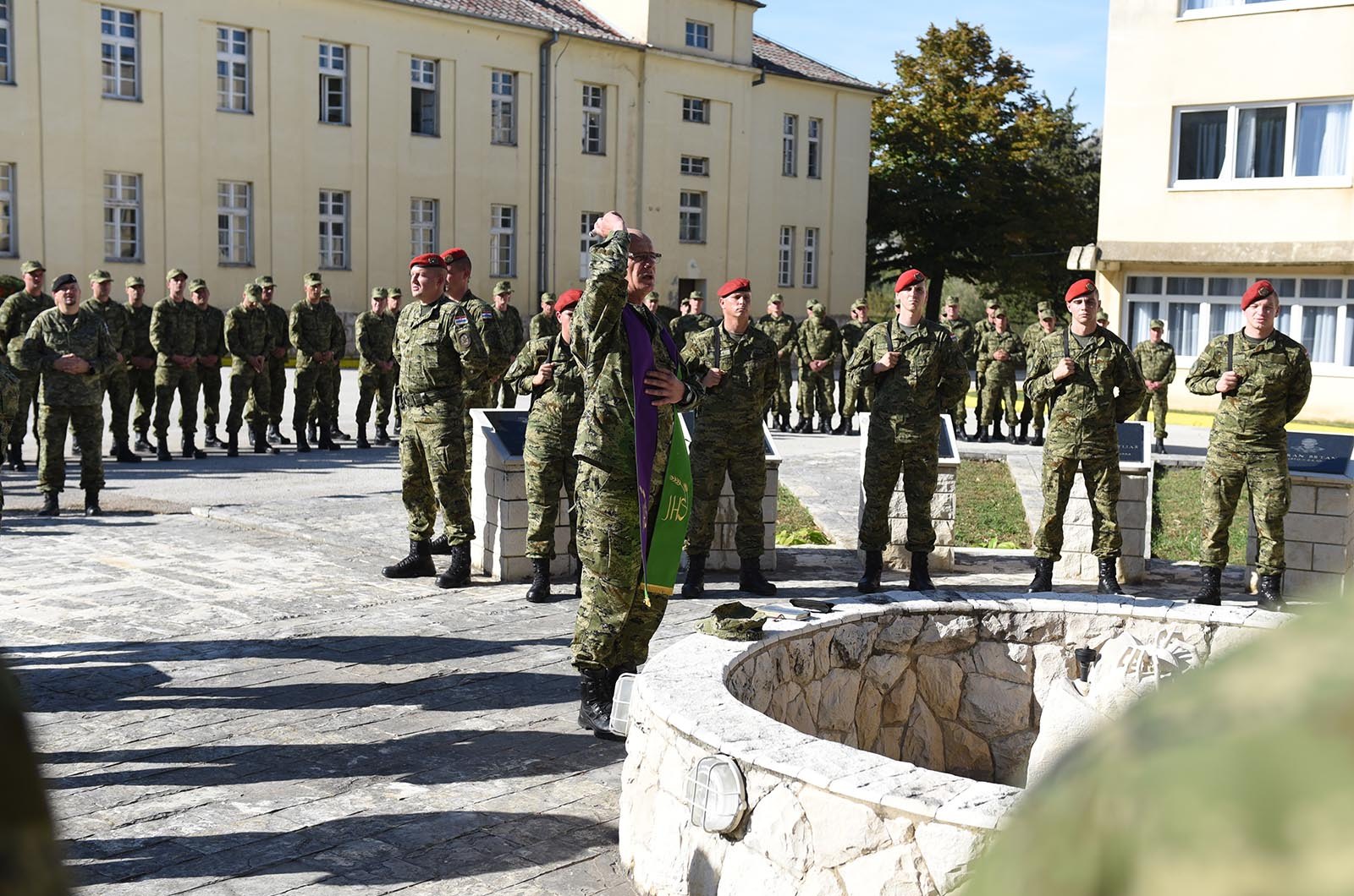 https://www.morh.hr/wp-content/gallery/ministar-krsticevic-posjetio-pricuvnike-hrvatske-vojske-na-obuci/ministar_krsticevic_pricuva_hv_osrh_190719_16.jpg