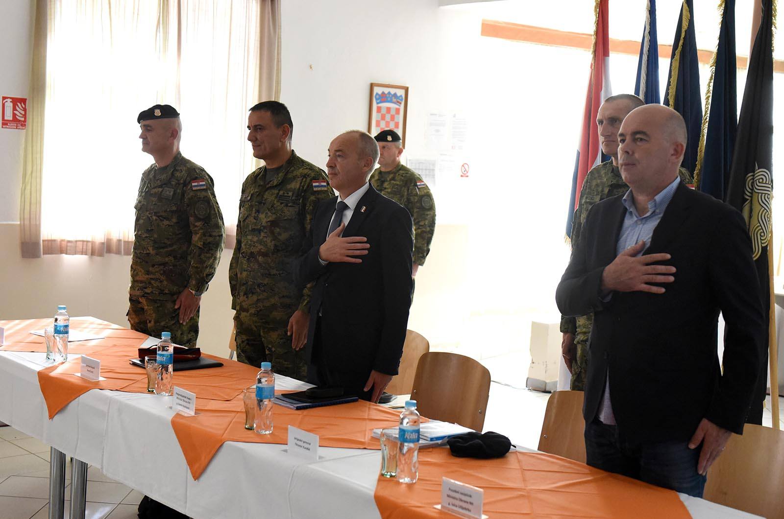 https://www.morh.hr/wp-content/gallery/ministar-krsticevic-posjetio-pricuvnike-hrvatske-vojske-na-obuci/ministar_krsticevic_pricuva_hv_osrh_190719_17.jpg