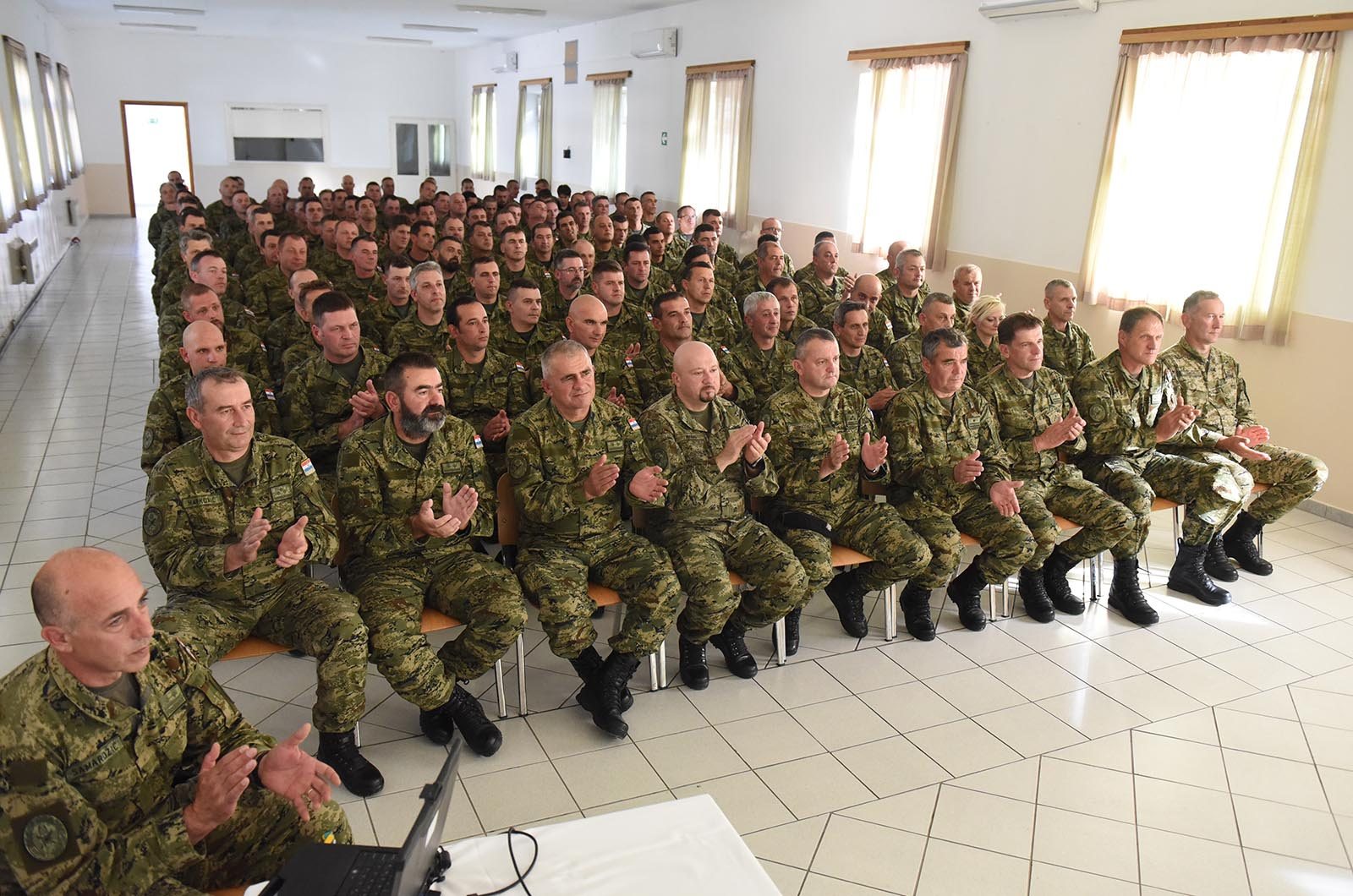 https://www.morh.hr/wp-content/gallery/ministar-krsticevic-posjetio-pricuvnike-hrvatske-vojske-na-obuci/ministar_krsticevic_pricuva_hv_osrh_190719_19.jpg