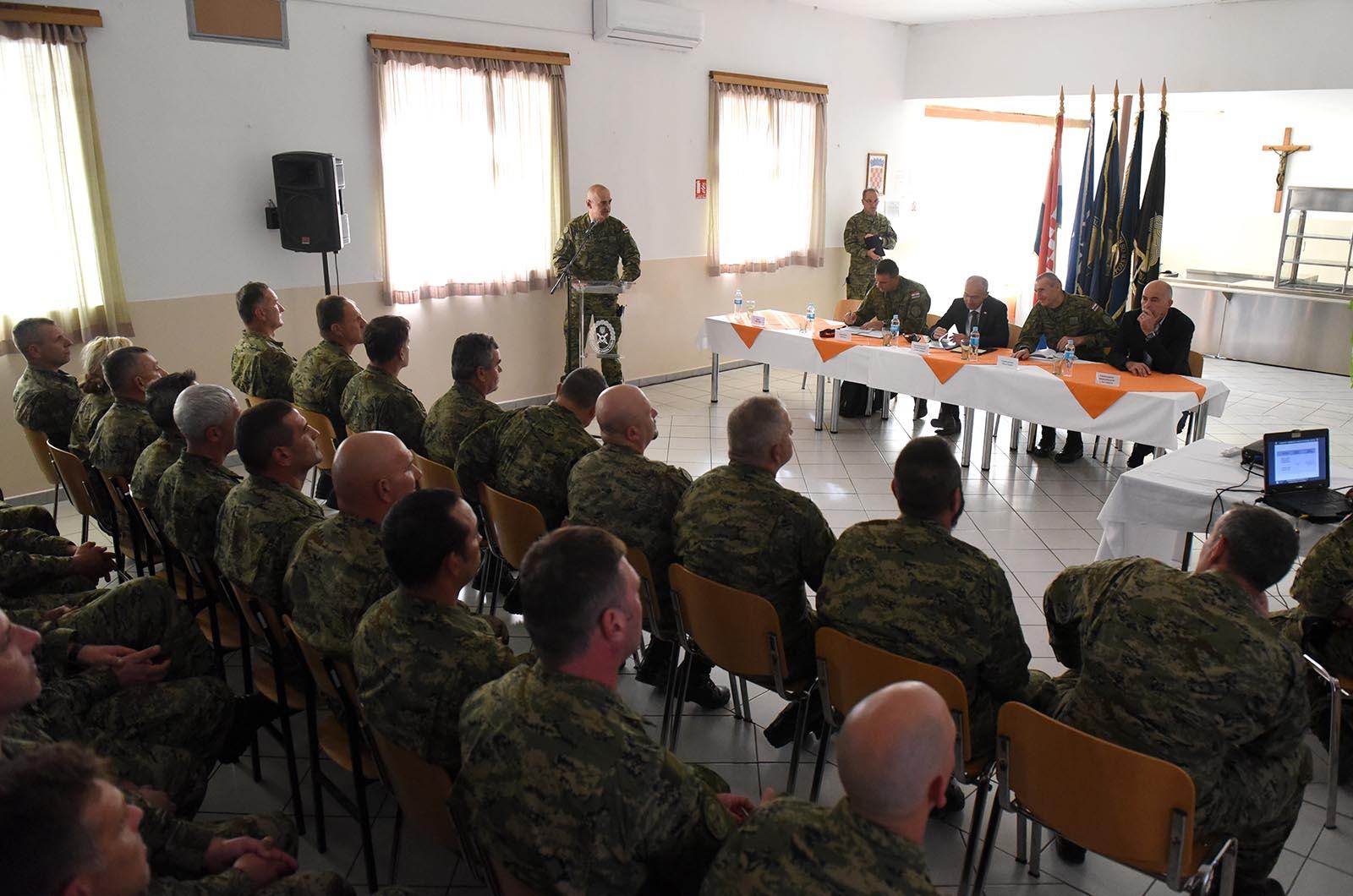 https://www.morh.hr/wp-content/gallery/ministar-krsticevic-posjetio-pricuvnike-hrvatske-vojske-na-obuci/ministar_krsticevic_pricuva_hv_osrh_190719_20.jpg