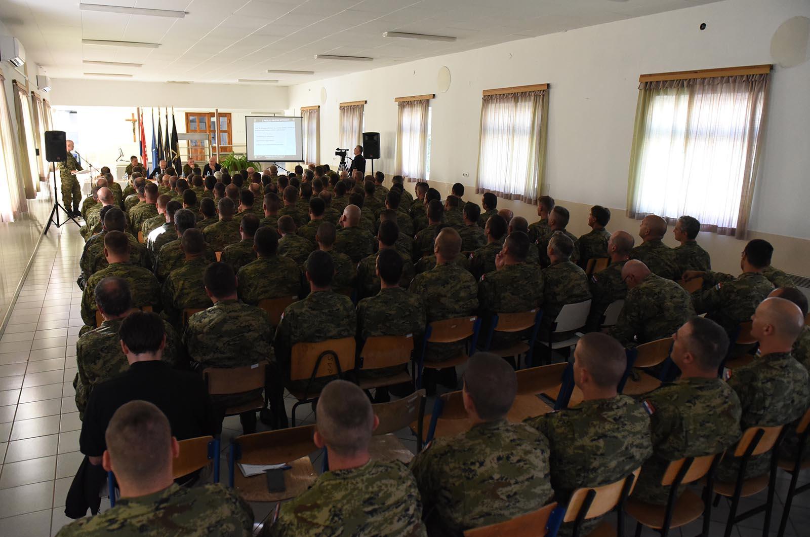 https://www.morh.hr/wp-content/gallery/ministar-krsticevic-posjetio-pricuvnike-hrvatske-vojske-na-obuci/ministar_krsticevic_pricuva_hv_osrh_190719_24.jpg