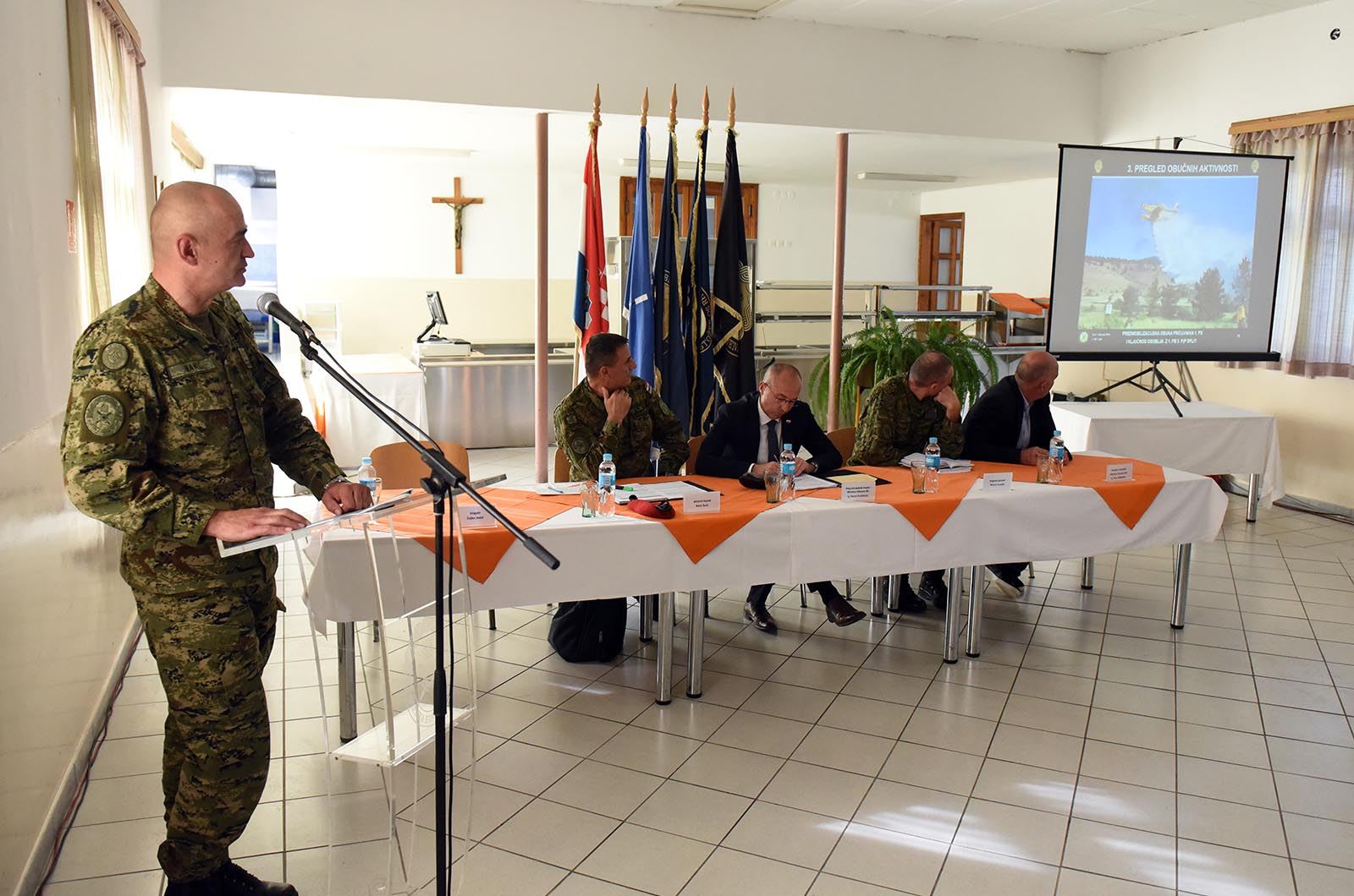 https://www.morh.hr/wp-content/gallery/ministar-krsticevic-posjetio-pricuvnike-hrvatske-vojske-na-obuci/ministar_krsticevic_pricuva_hv_osrh_190719_25.jpg