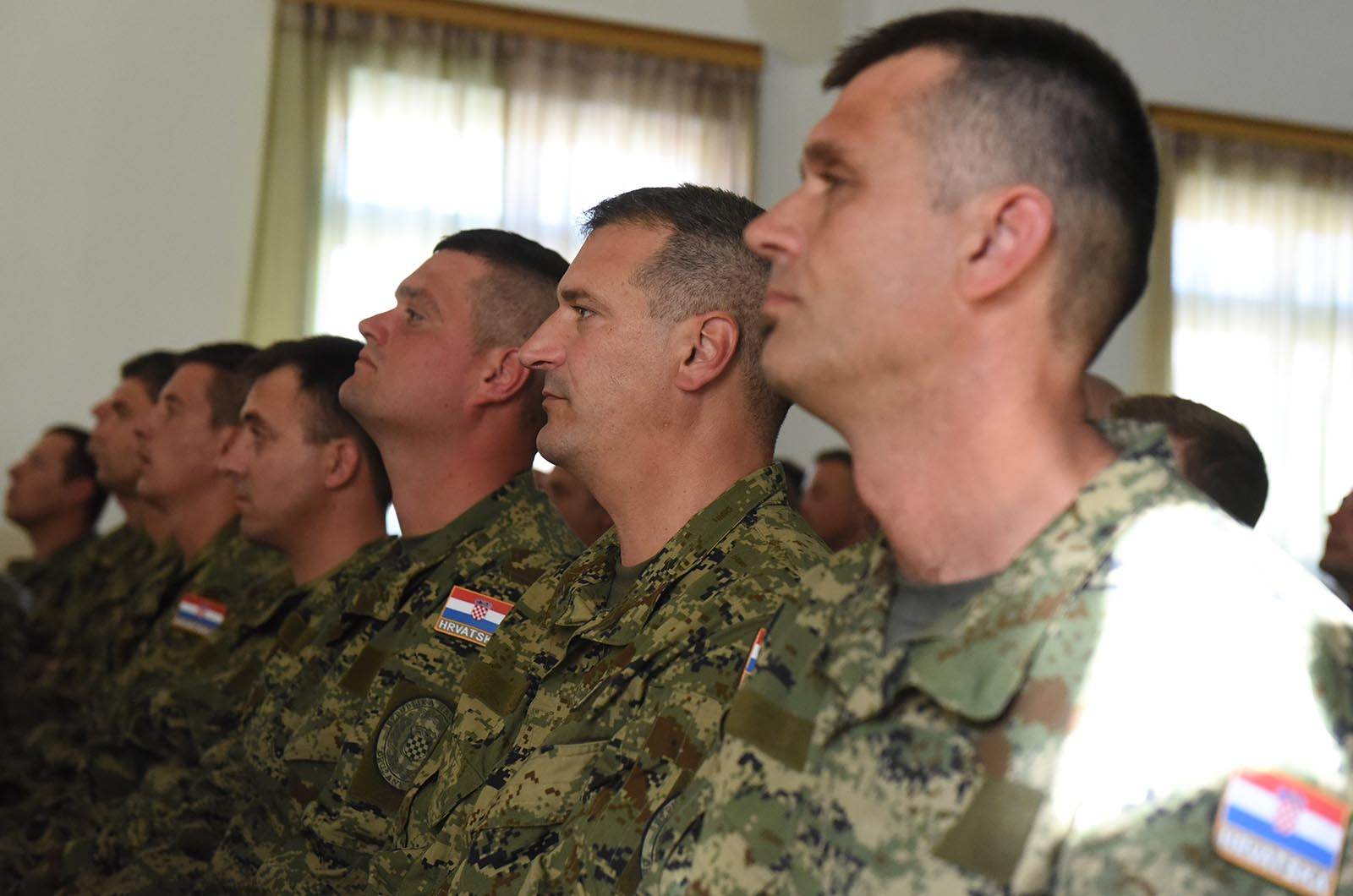 https://www.morh.hr/wp-content/gallery/ministar-krsticevic-posjetio-pricuvnike-hrvatske-vojske-na-obuci/ministar_krsticevic_pricuva_hv_osrh_190719_26.jpg