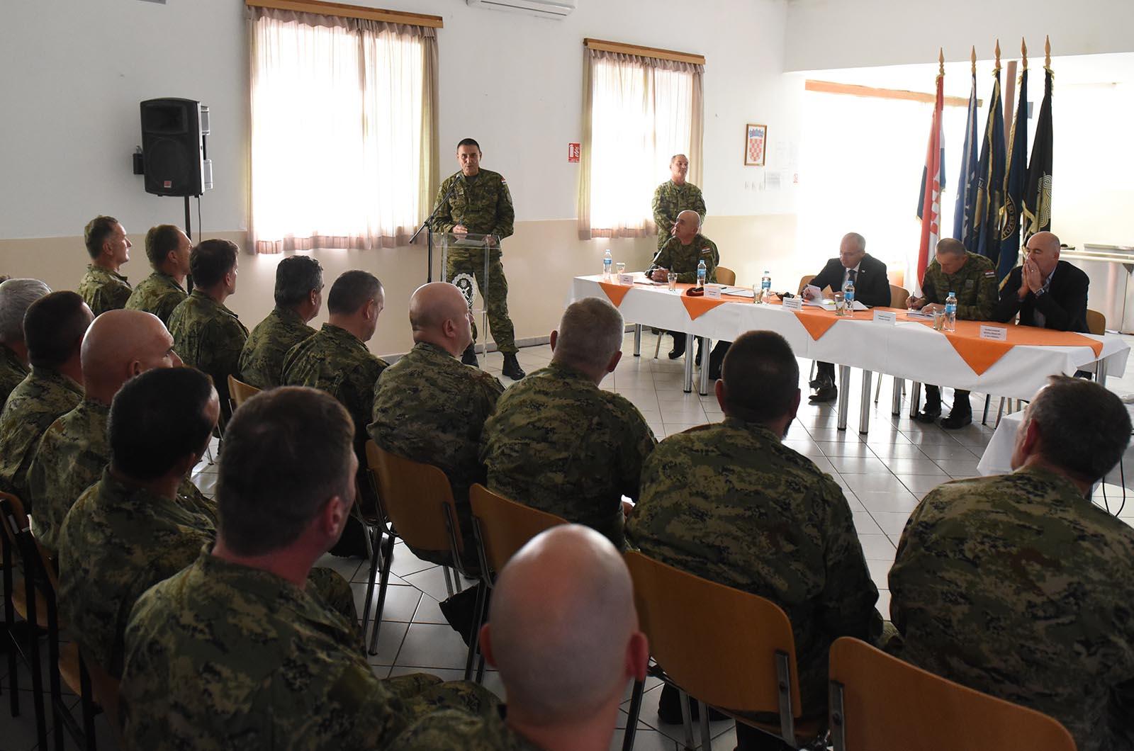 https://www.morh.hr/wp-content/gallery/ministar-krsticevic-posjetio-pricuvnike-hrvatske-vojske-na-obuci/ministar_krsticevic_pricuva_hv_osrh_190719_27.jpg