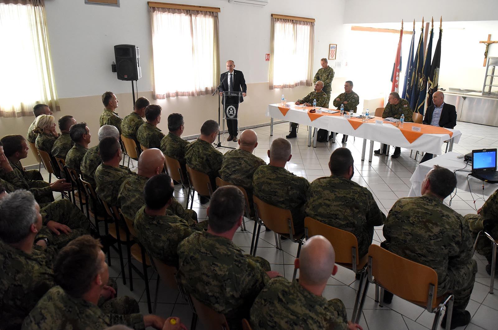 https://www.morh.hr/wp-content/gallery/ministar-krsticevic-posjetio-pricuvnike-hrvatske-vojske-na-obuci/ministar_krsticevic_pricuva_hv_osrh_190719_28.jpg