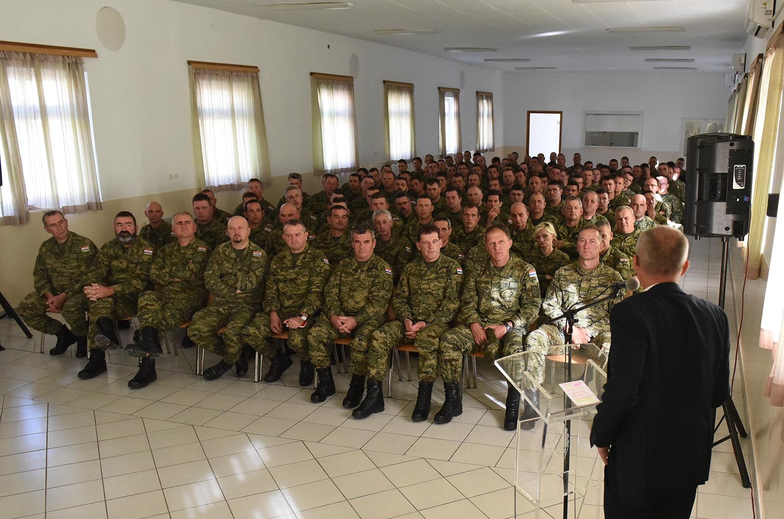 https://www.morh.hr/wp-content/gallery/ministar-krsticevic-posjetio-pricuvnike-hrvatske-vojske-na-obuci/ministar_krsticevic_pricuva_hv_osrh_190719_29.jpg