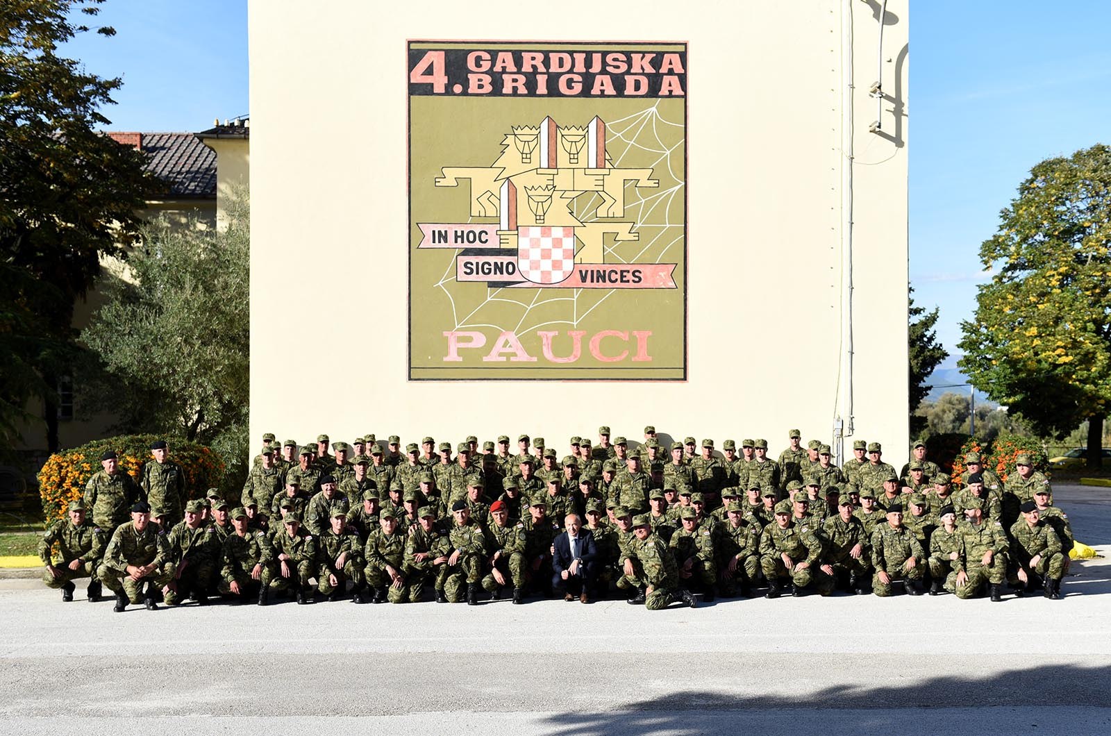 https://www.morh.hr/wp-content/gallery/ministar-krsticevic-posjetio-pricuvnike-hrvatske-vojske-na-obuci/ministar_krsticevic_pricuva_hv_osrh_190719_30.jpg
