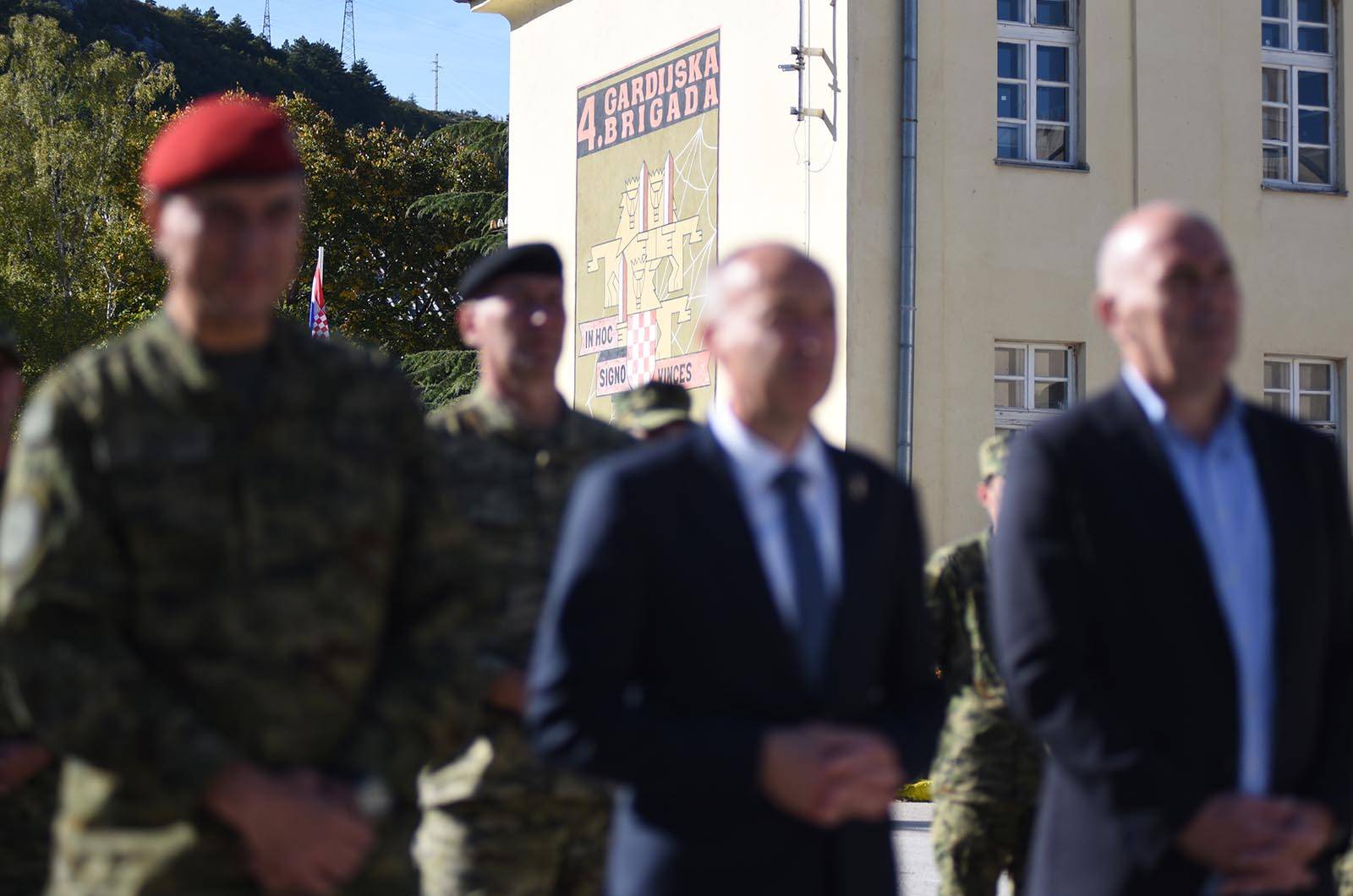 https://www.morh.hr/wp-content/gallery/ministar-krsticevic-posjetio-pricuvnike-hrvatske-vojske-na-obuci/ministar_krsticevic_pricuva_hv_osrh_190719_32.jpg