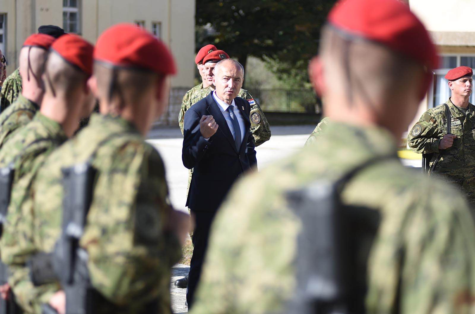 https://www.morh.hr/wp-content/gallery/ministar-krsticevic-posjetio-pricuvnike-hrvatske-vojske-na-obuci/ministar_krsticevic_pricuva_hv_osrh_190719_33.jpg
