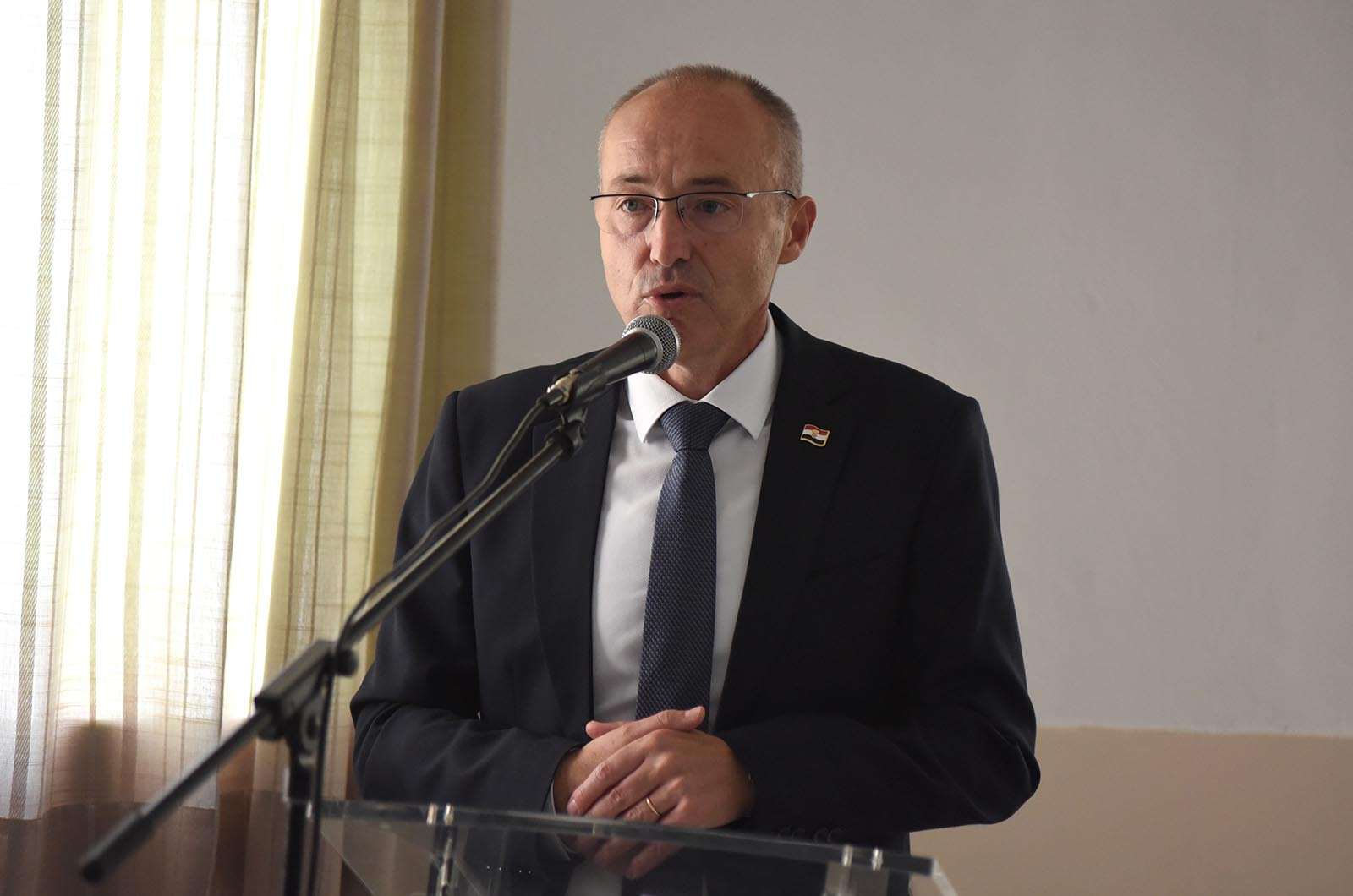 https://www.morh.hr/wp-content/gallery/ministar-krsticevic-posjetio-pricuvnike-hrvatske-vojske-na-obuci/ministar_krsticevic_pricuva_hv_osrh_190719_34.jpg