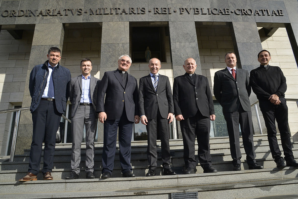 https://www.morh.hr/wp-content/gallery/ministar-krsticevic-posjetio-vojni-ordinarijat/ordinarijat_07112016_2.jpg