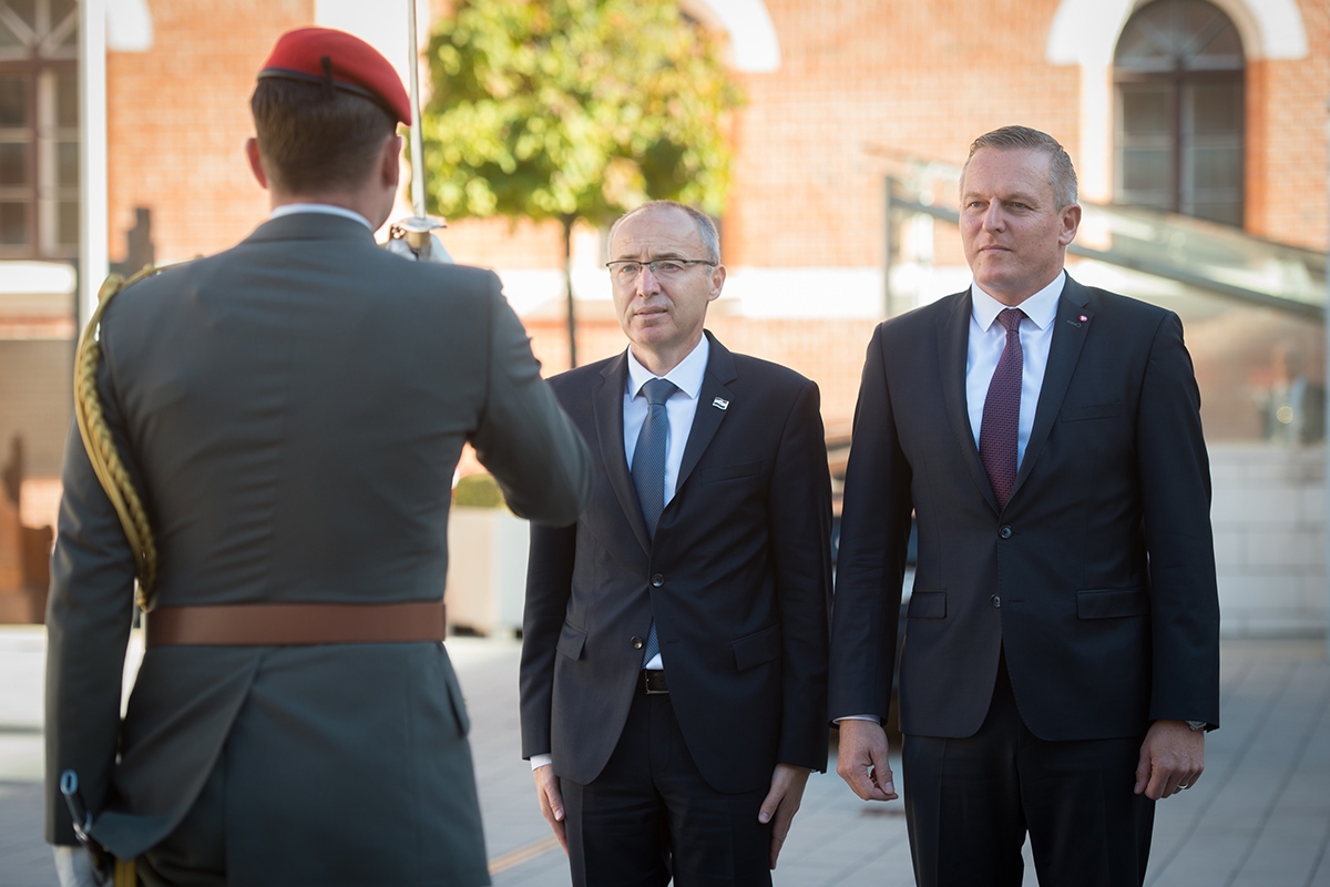 https://www.morh.hr/wp-content/gallery/ministar-krsticevic-s-austrijskim-ministrom-u-becu/krsticevic_kunasek_austrija_bec_30102018_05.jpg