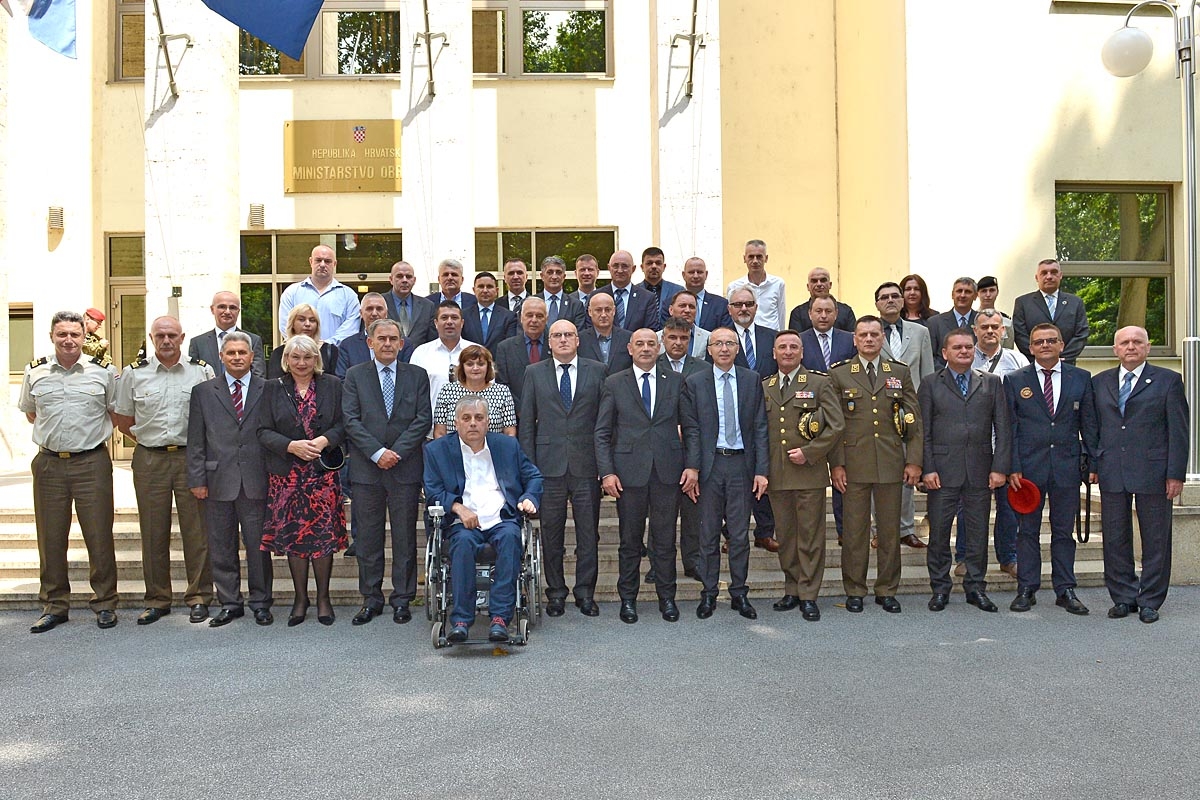 https://www.morh.hr/wp-content/gallery/ministar-krsticevic-s-celnicima-braniteljskih-udruga/braniteljske_udruge_29052018_11.jpg