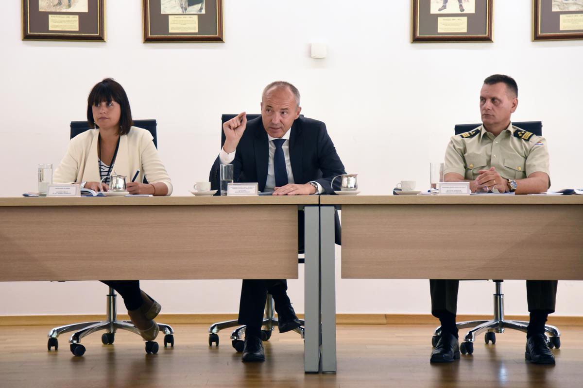 https://www.morh.hr/wp-content/gallery/ministar-krsticevic-s-clanovima-savjetodavnog-tijela-za-borbeni-avion/borbeni_a_04092017_3.jpg