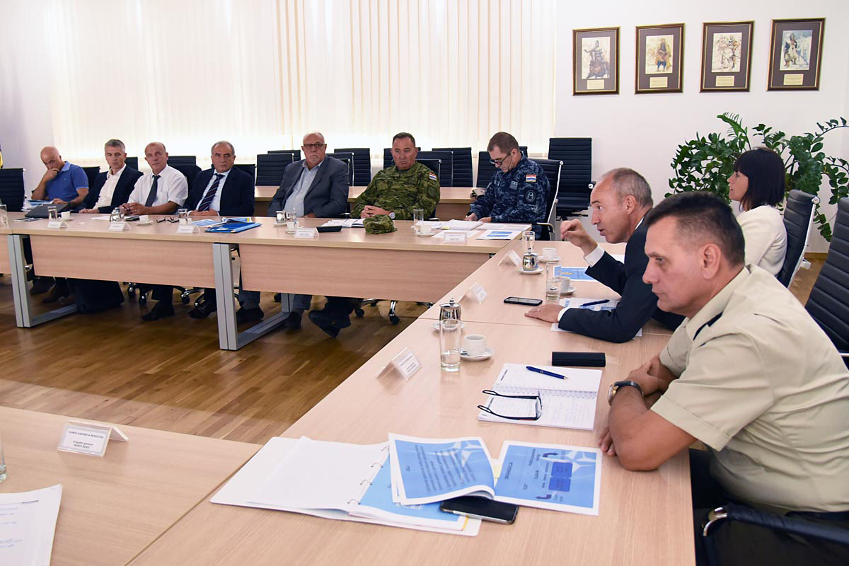 https://www.morh.hr/wp-content/gallery/ministar-krsticevic-s-clanovima-savjetodavnog-tijela-za-borbeni-avion/borbeni_a_04092017_4.jpg