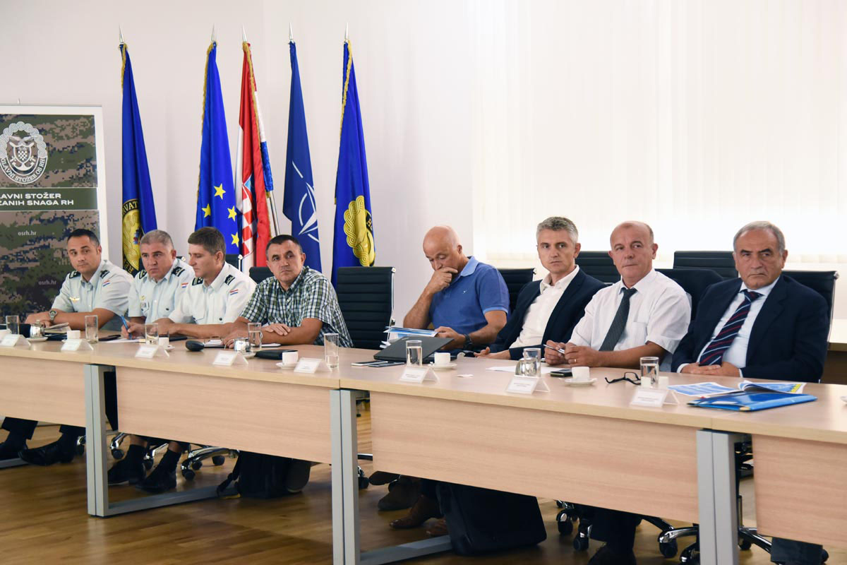 https://www.morh.hr/wp-content/gallery/ministar-krsticevic-s-clanovima-savjetodavnog-tijela-za-borbeni-avion/borbeni_a_04092017_5.jpg