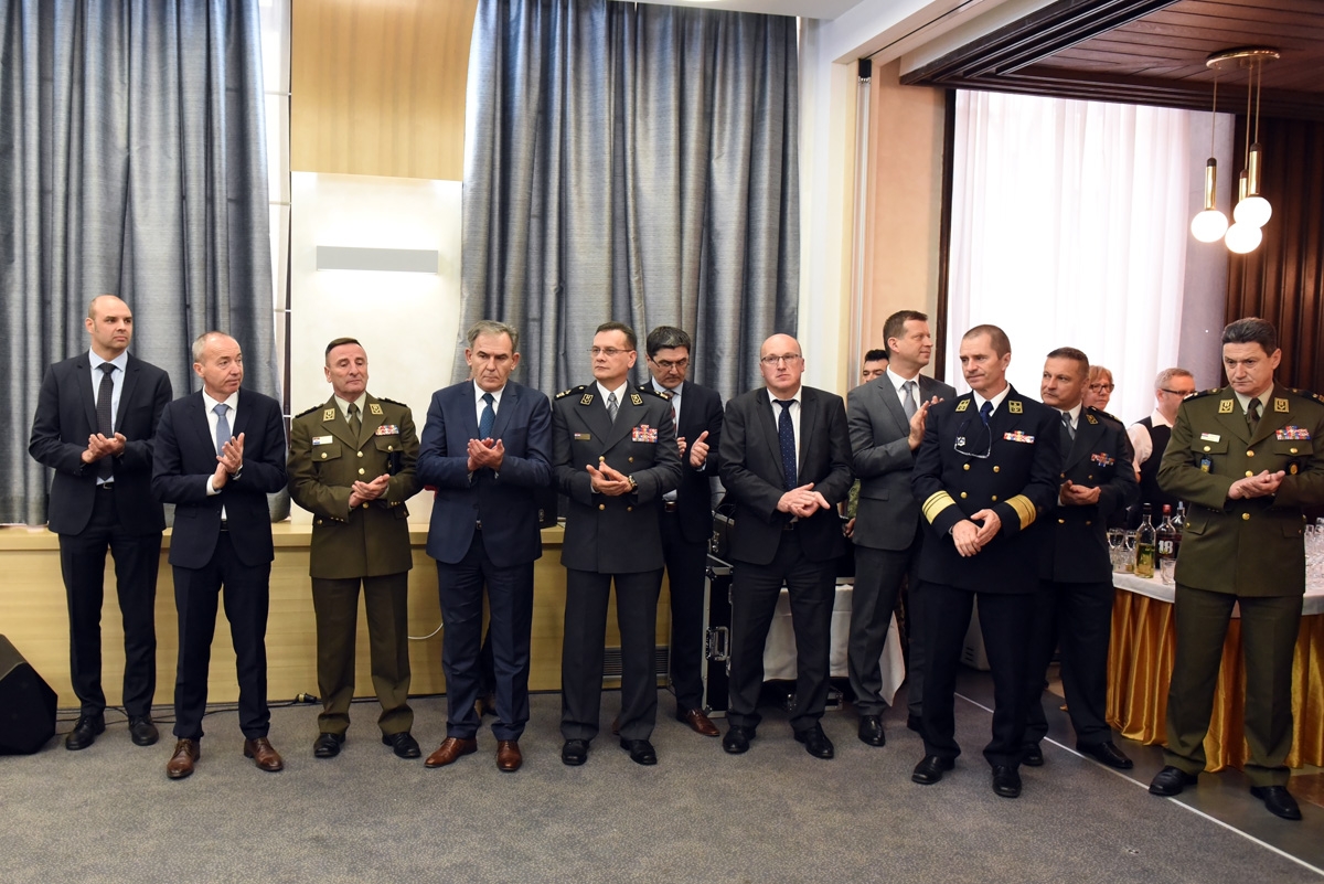 https://www.morh.hr/wp-content/gallery/ministar-krsticevic-s-clanovima-vojno-diplomatskog-zbora/vojno_diplomatski_zbor_2018_171218_17.jpg