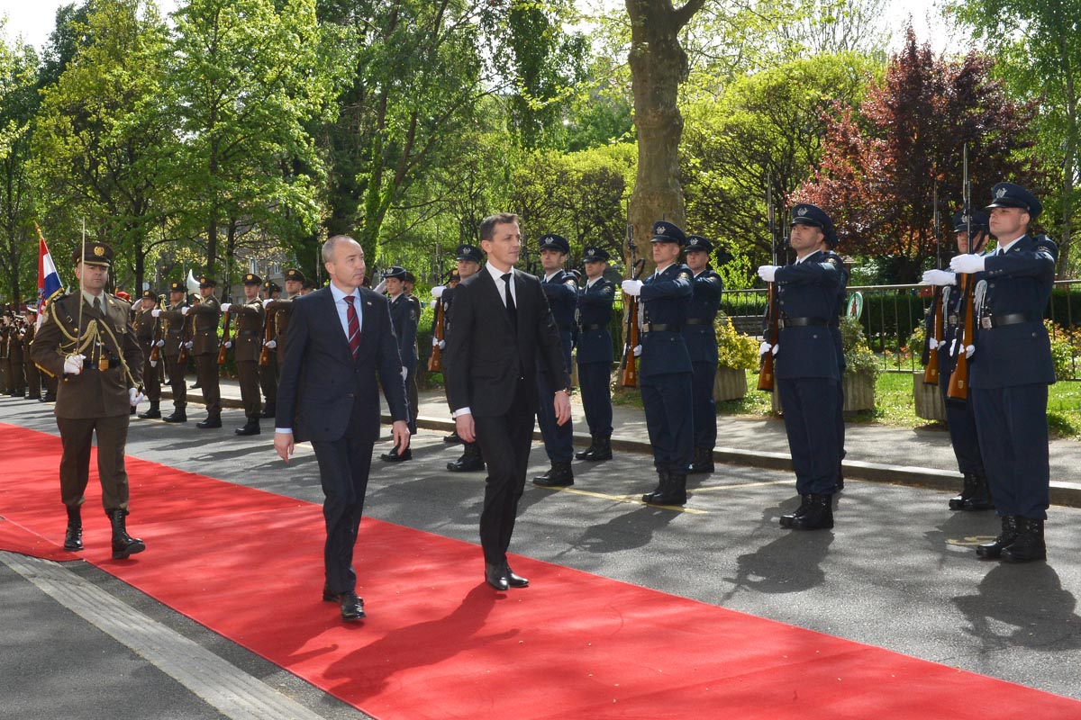 https://www.morh.hr/wp-content/gallery/ministar-krsticevic-s-crnogorskim-ministrom-obrane-boskovicem/mo_cg_07042017_04.jpg