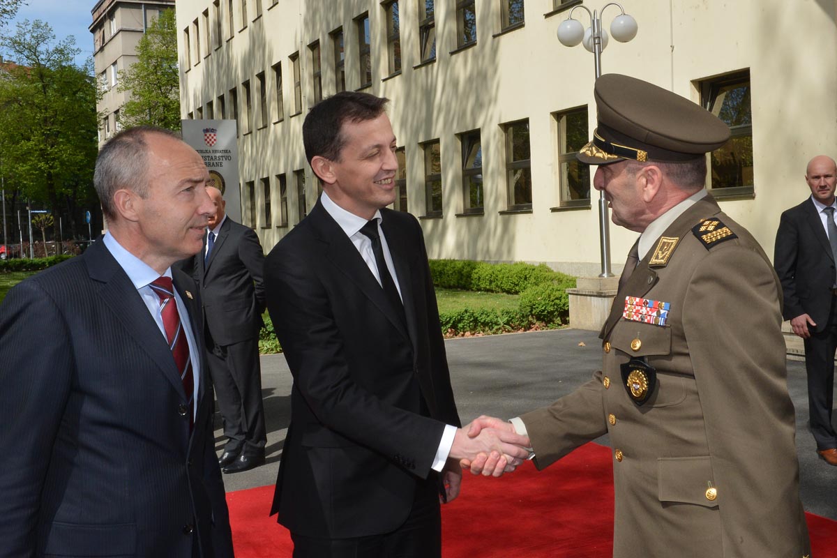 https://www.morh.hr/wp-content/gallery/ministar-krsticevic-s-crnogorskim-ministrom-obrane-boskovicem/mo_cg_07042017_07.jpg