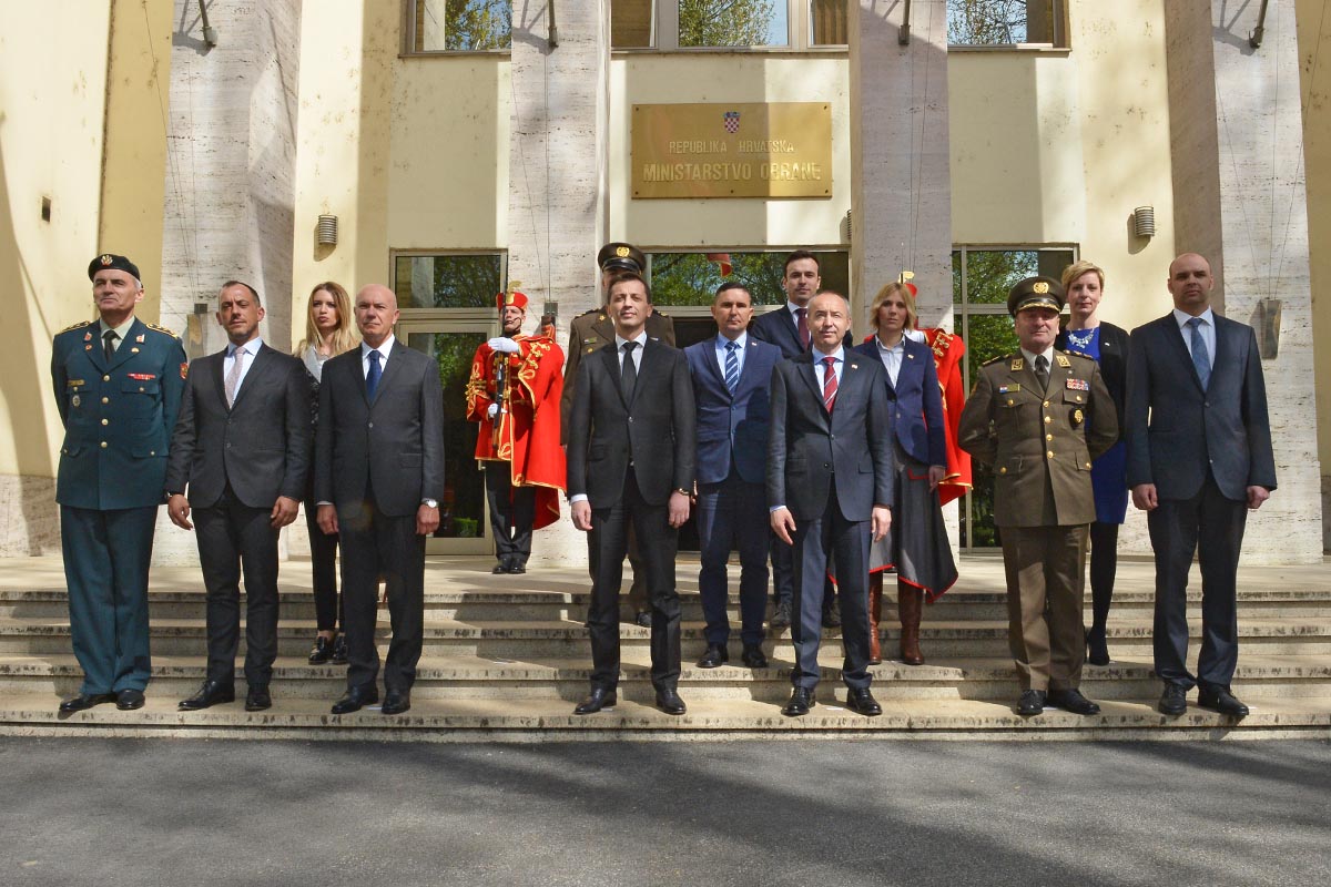 https://www.morh.hr/wp-content/gallery/ministar-krsticevic-s-crnogorskim-ministrom-obrane-boskovicem/mo_cg_07042017_09.jpg