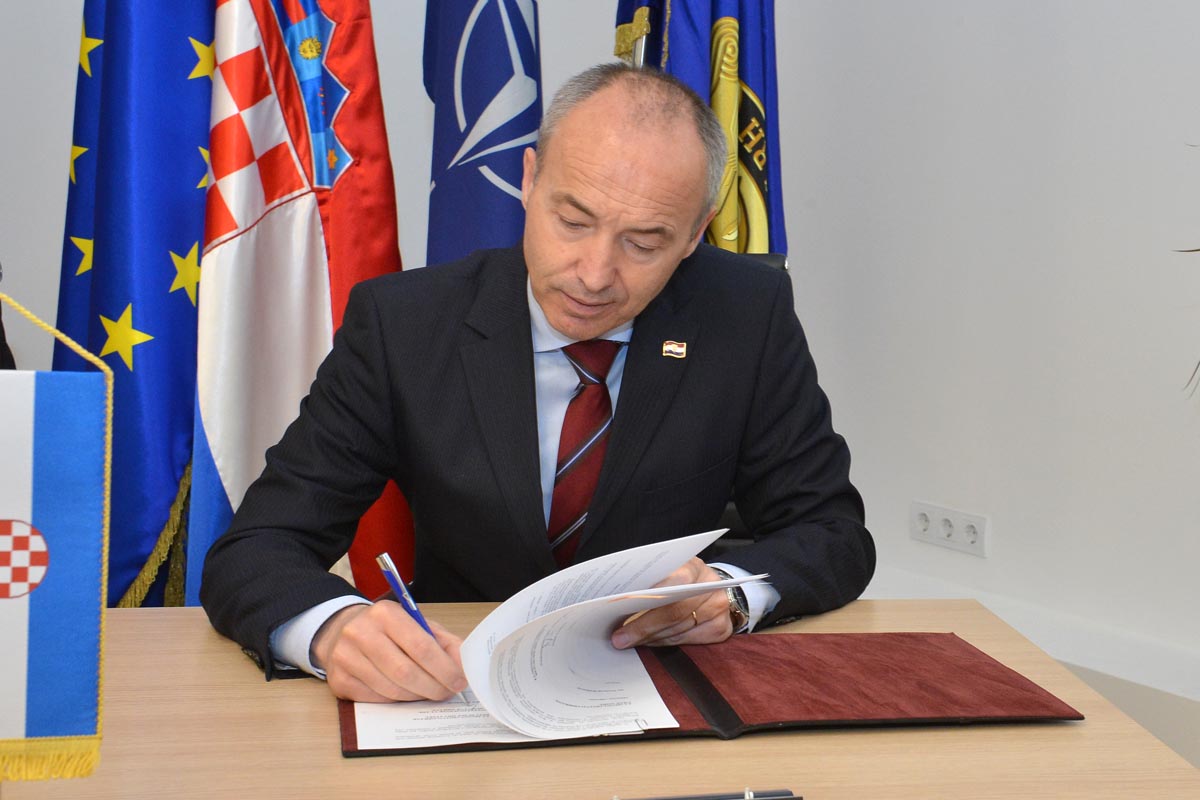 https://www.morh.hr/wp-content/gallery/ministar-krsticevic-s-crnogorskim-ministrom-obrane-boskovicem/mo_cg_07042017_18.jpg