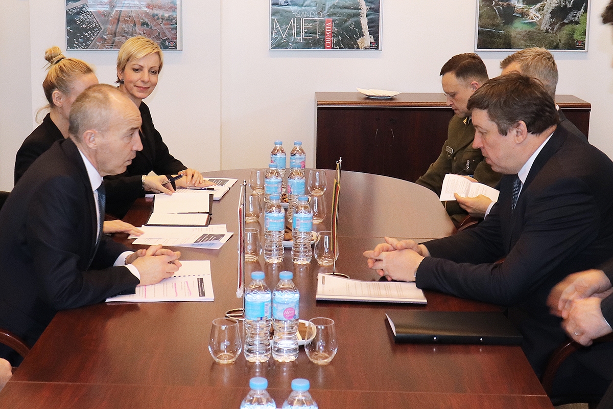 https://www.morh.hr/wp-content/gallery/ministar-krsticevic-s-ministrima-obrane-poljske-i-litve/20200212_bruxeless_07.jpg