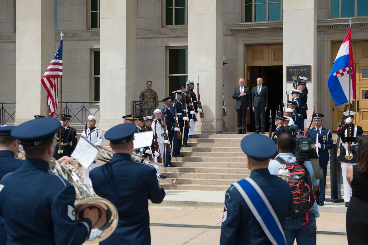 https://www.morh.hr/wp-content/gallery/ministar-krsticevic-s-ministrom-mattisom-u-pentagonu-2/_mattis12072017_03.jpg