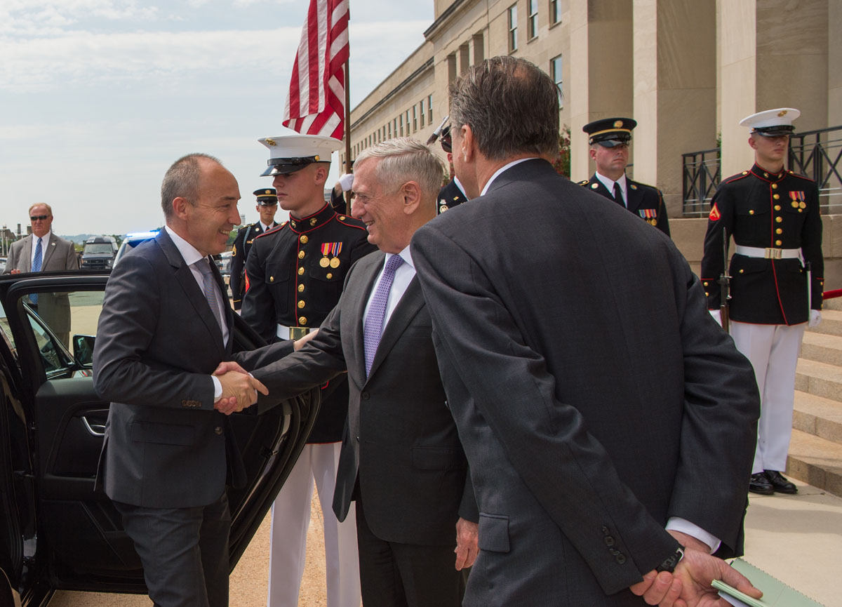 https://www.morh.hr/wp-content/gallery/ministar-krsticevic-s-ministrom-mattisom-u-pentagonu-2/_mattis12072017_04.jpg