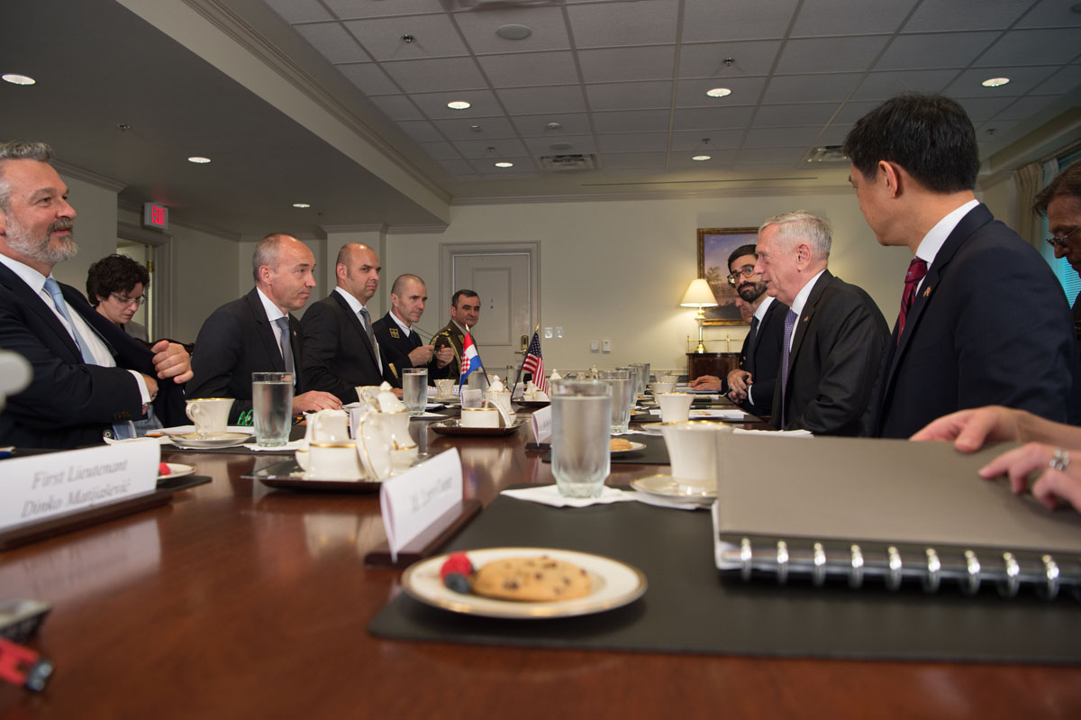 https://www.morh.hr/wp-content/gallery/ministar-krsticevic-s-ministrom-mattisom-u-pentagonu-2/_mattis12072017_10.jpg