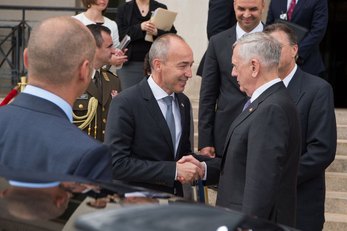 https://www.morh.hr/wp-content/gallery/ministar-krsticevic-s-ministrom-mattisom-u-pentagonu-2/_mattis12072017_18.jpg