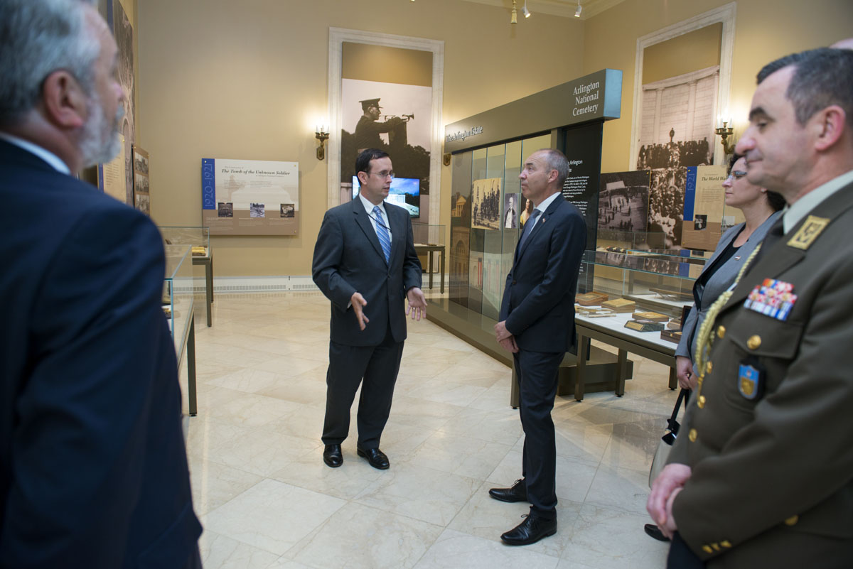 https://www.morh.hr/wp-content/gallery/ministar-krsticevic-s-ministrom-mattisom-u-pentagonu-2/arlington_12072017_13.jpg