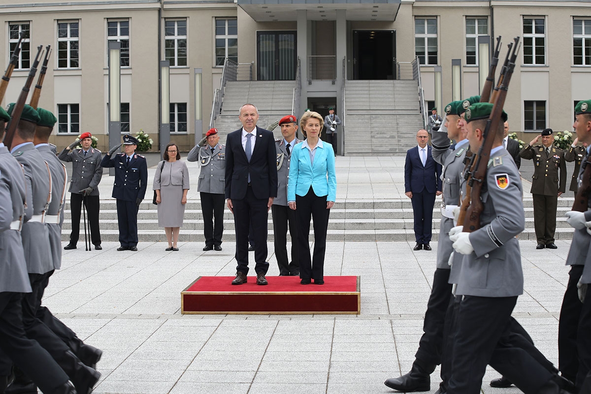 https://www.morh.hr/wp-content/gallery/ministar-krsticevic-s-njemackom-ministricom-obrane-u-berlinu/krsticevic_ursula_von_der_leyen_13062018_01.jpg