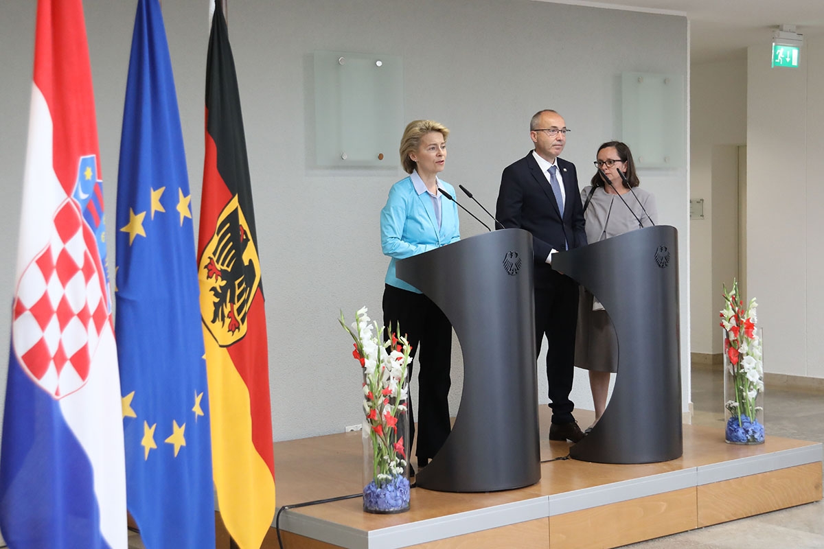 https://www.morh.hr/wp-content/gallery/ministar-krsticevic-s-njemackom-ministricom-obrane-u-berlinu/krsticevic_ursula_von_der_leyen_13062018_04.jpg