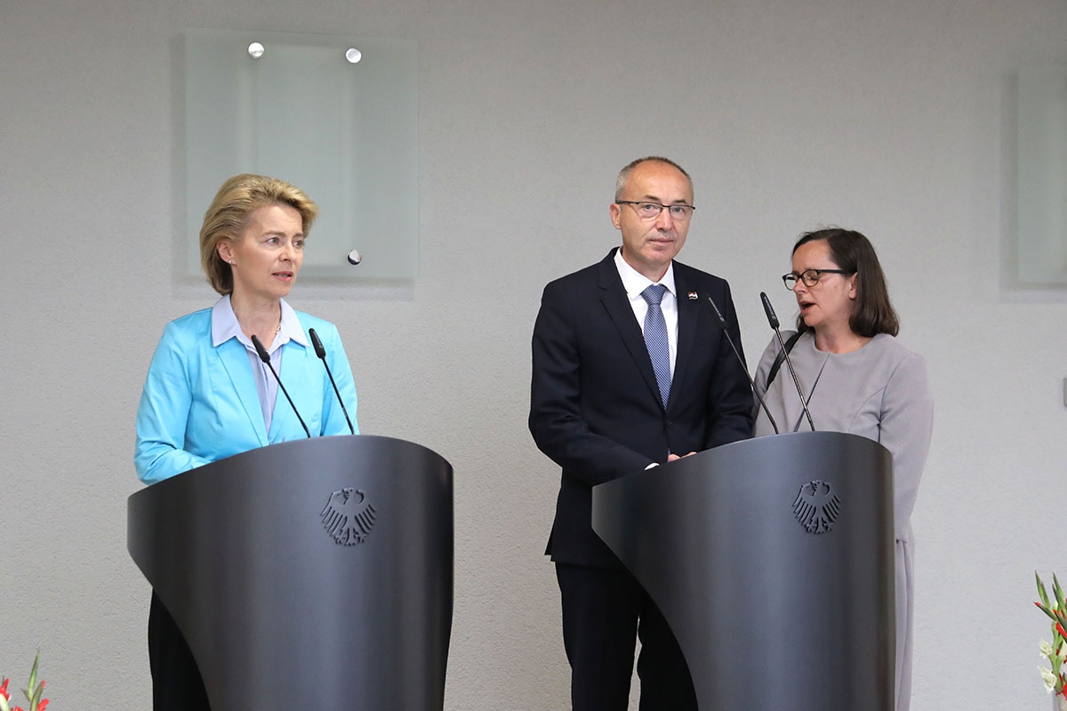 https://www.morh.hr/wp-content/gallery/ministar-krsticevic-s-njemackom-ministricom-obrane-u-berlinu/krsticevic_ursula_von_der_leyen_13062018_05.jpg