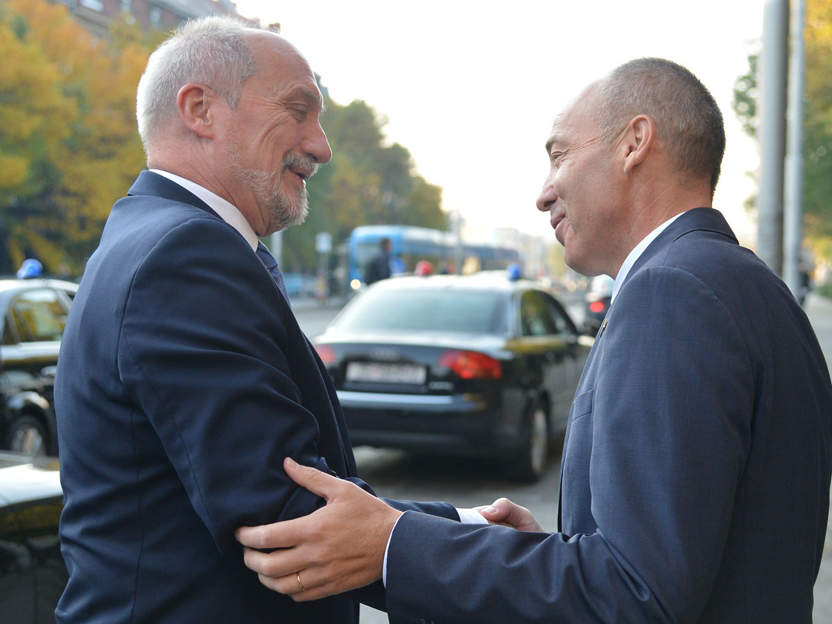 https://www.morh.hr/wp-content/gallery/ministar-krsticevic-s-poljskim-ministrom-macierewiczem-u-morh-u/pl_02102017_01.jpg