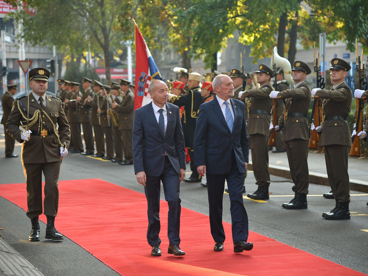 https://www.morh.hr/wp-content/gallery/ministar-krsticevic-s-poljskim-ministrom-macierewiczem-u-morh-u/pl_02102017_02.jpg