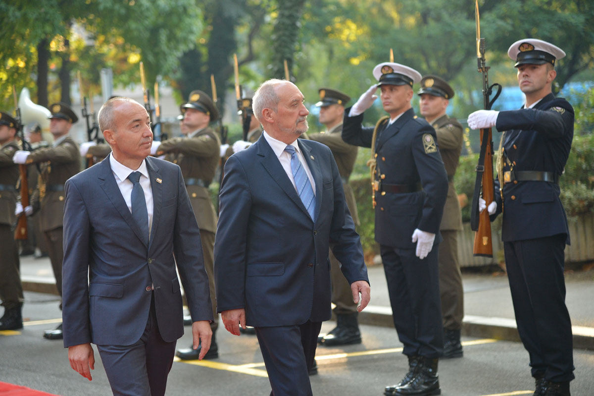 https://www.morh.hr/wp-content/gallery/ministar-krsticevic-s-poljskim-ministrom-macierewiczem-u-morh-u/pl_02102017_03.jpg