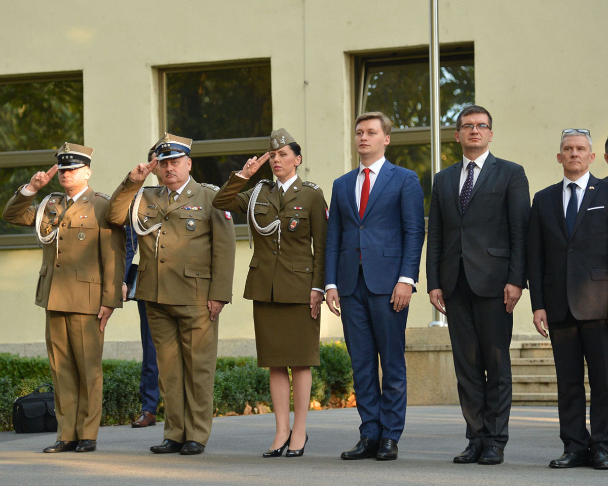 https://www.morh.hr/wp-content/gallery/ministar-krsticevic-s-poljskim-ministrom-macierewiczem-u-morh-u/pl_02102017_05.jpg