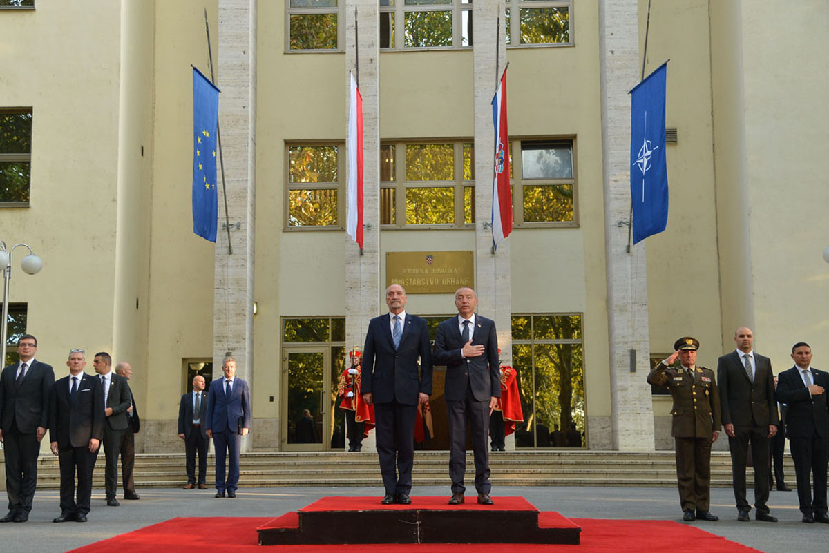 https://www.morh.hr/wp-content/gallery/ministar-krsticevic-s-poljskim-ministrom-macierewiczem-u-morh-u/pl_02102017_07.jpg