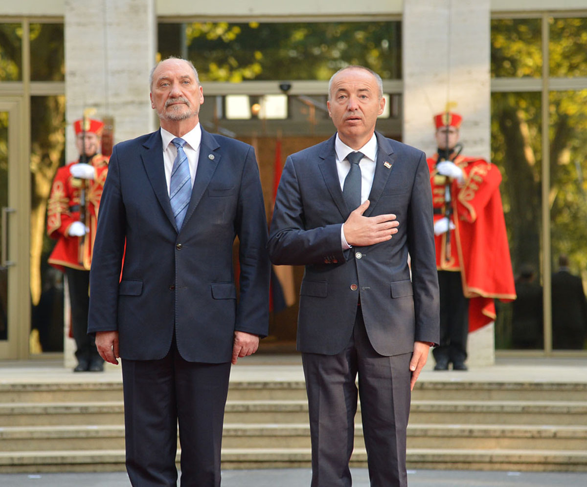 https://www.morh.hr/wp-content/gallery/ministar-krsticevic-s-poljskim-ministrom-macierewiczem-u-morh-u/pl_02102017_08.jpg